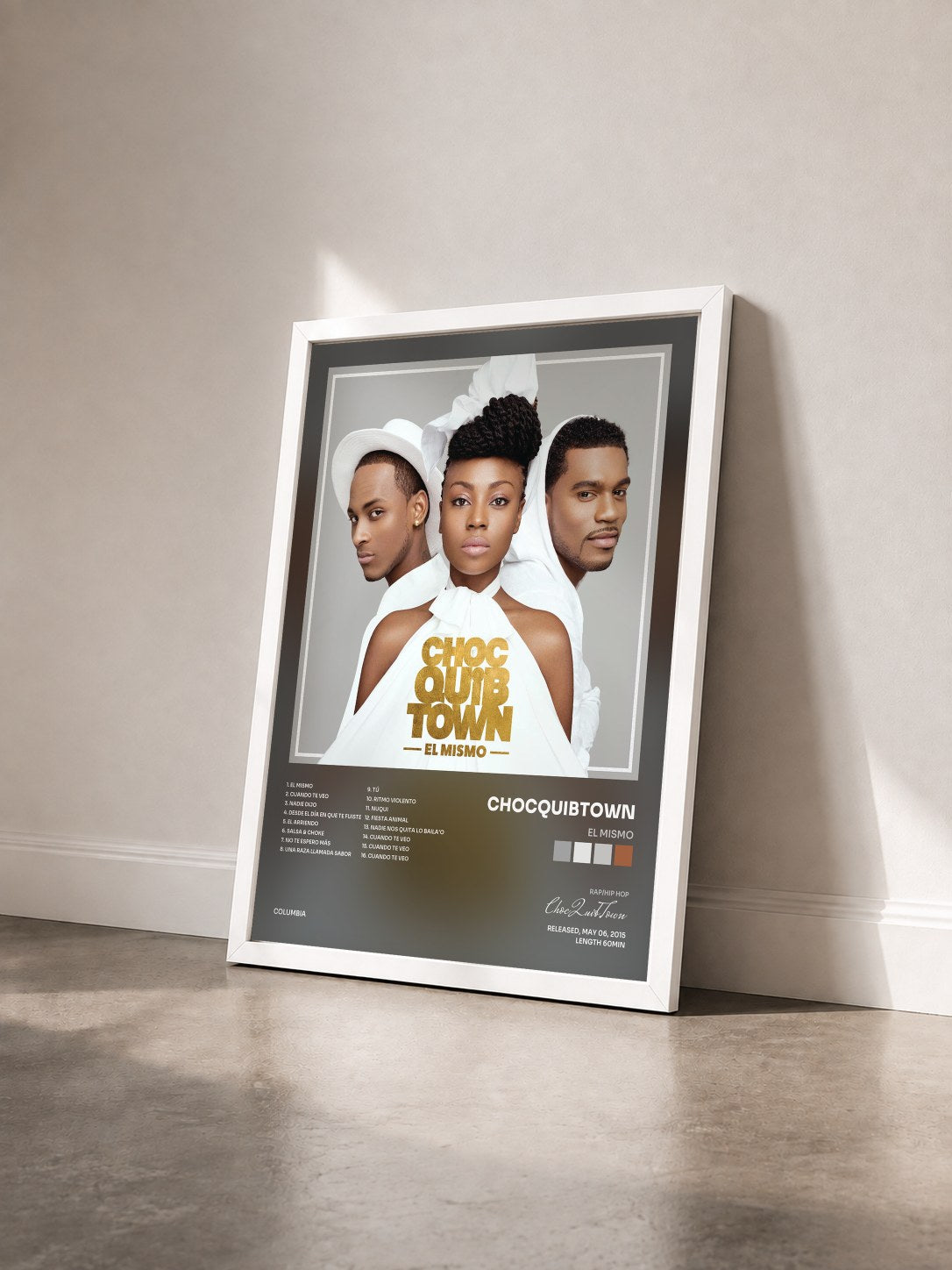 #blanc Tableau de l'album El Mismo de ChocQuibTown vu de trois quarts, cadre blanc