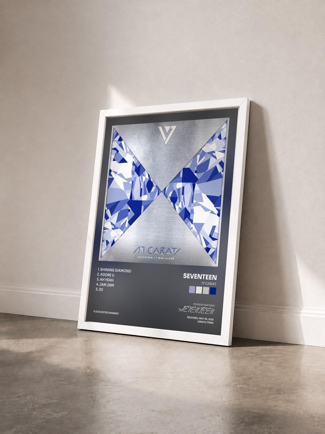 #blanc Tableau de l'album 17 CARAT de SEVENTEEN vu de trois quarts, cadre blanc