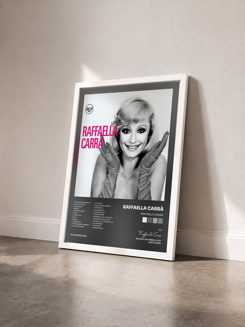 #blanc Tableau de l'album Raffaella Carrà de Raffaella Carrà vu de trois quarts, cadre blanc