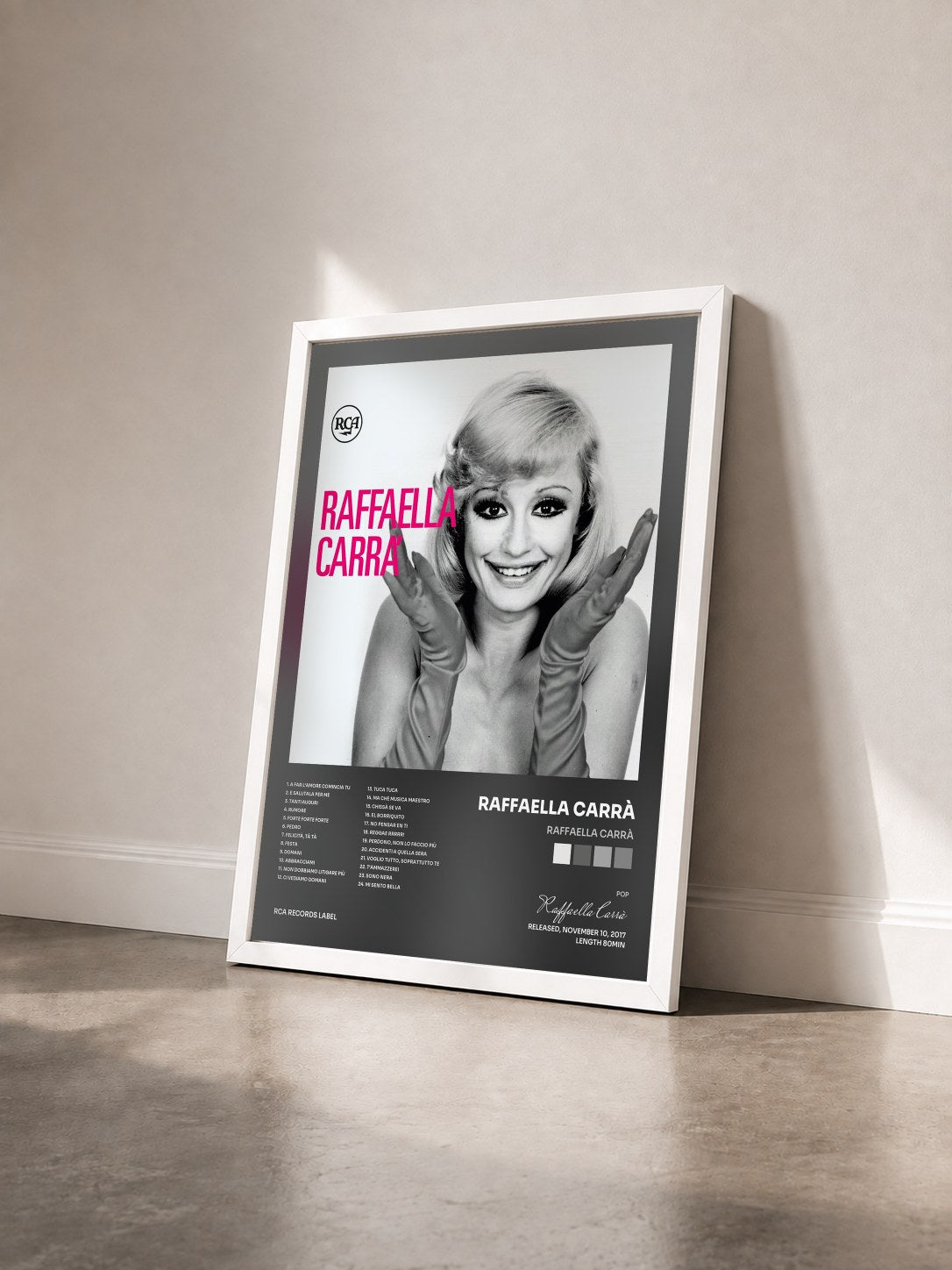 #blanc Tableau de l'album Raffaella Carrà de Raffaella Carrà vu de trois quarts, cadre blanc