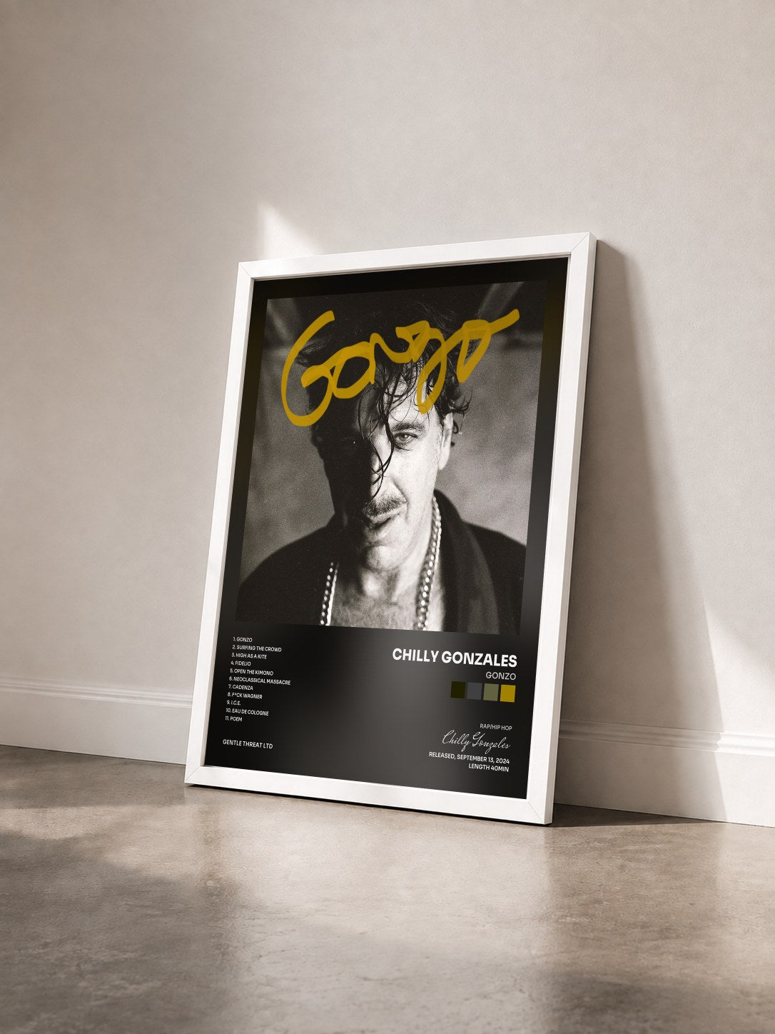 #blanc Tableau de l'album Gonzo de Chilly Gonzales vu de trois quarts, cadre blanc