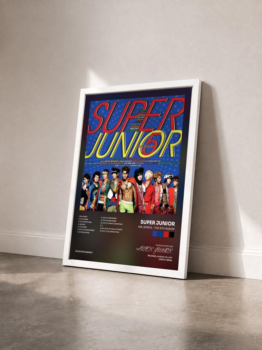 #blanc Tableau de l'album Mr. Simple - The 5th Album de SUPER JUNIOR vu de trois quarts, cadre blanc