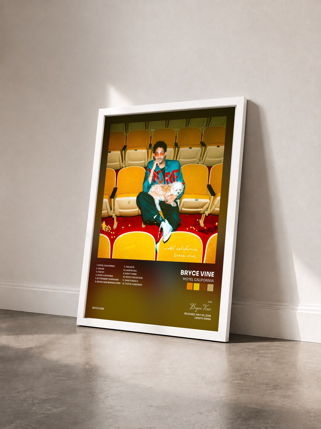 #blanc Tableau de l'album Motel California de Bryce Vine vu de trois quarts, cadre blanc