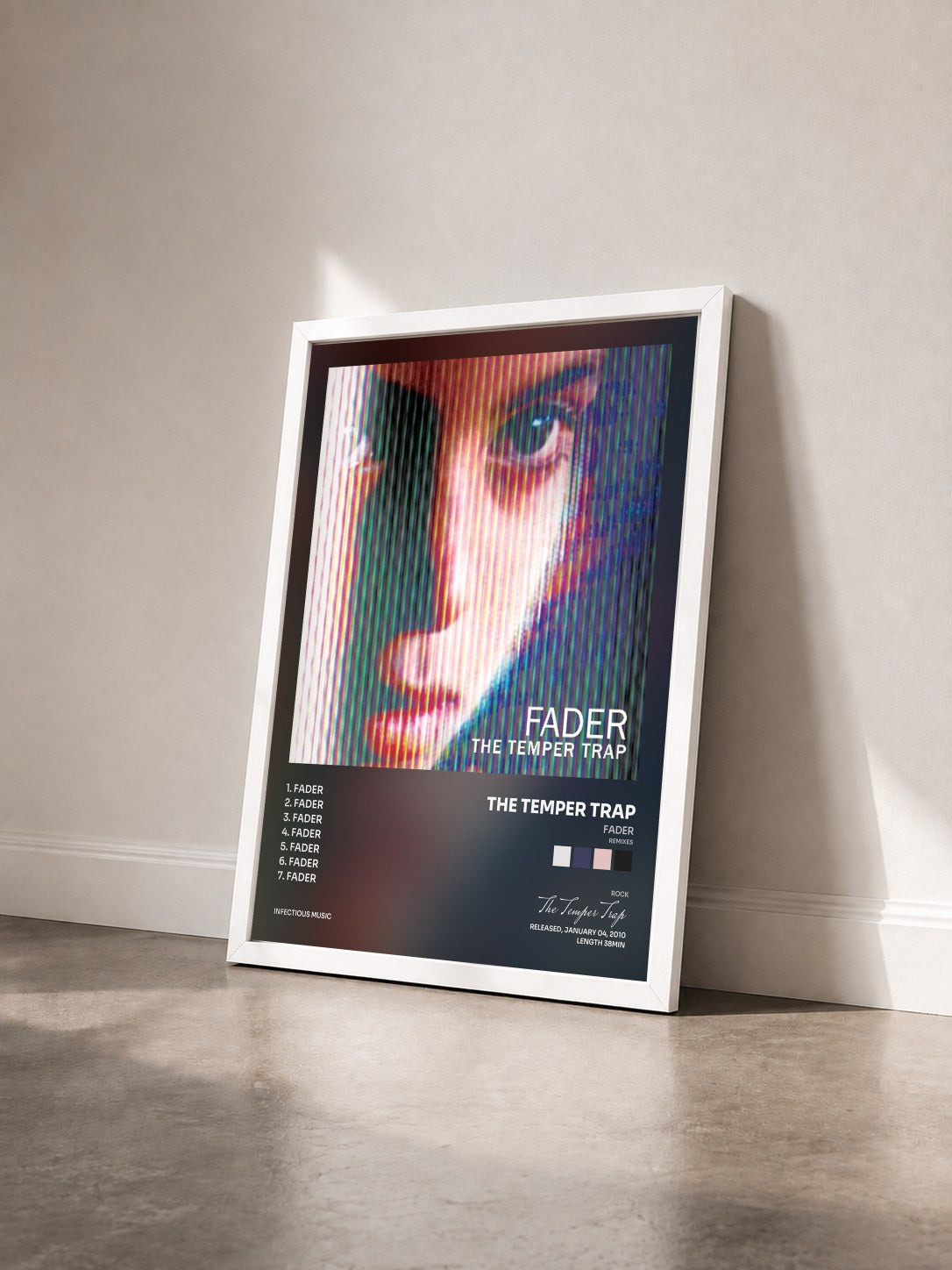 #blanc Tableau de l'album Fader (Remixes) de The Temper Trap vu de trois quarts, cadre blanc