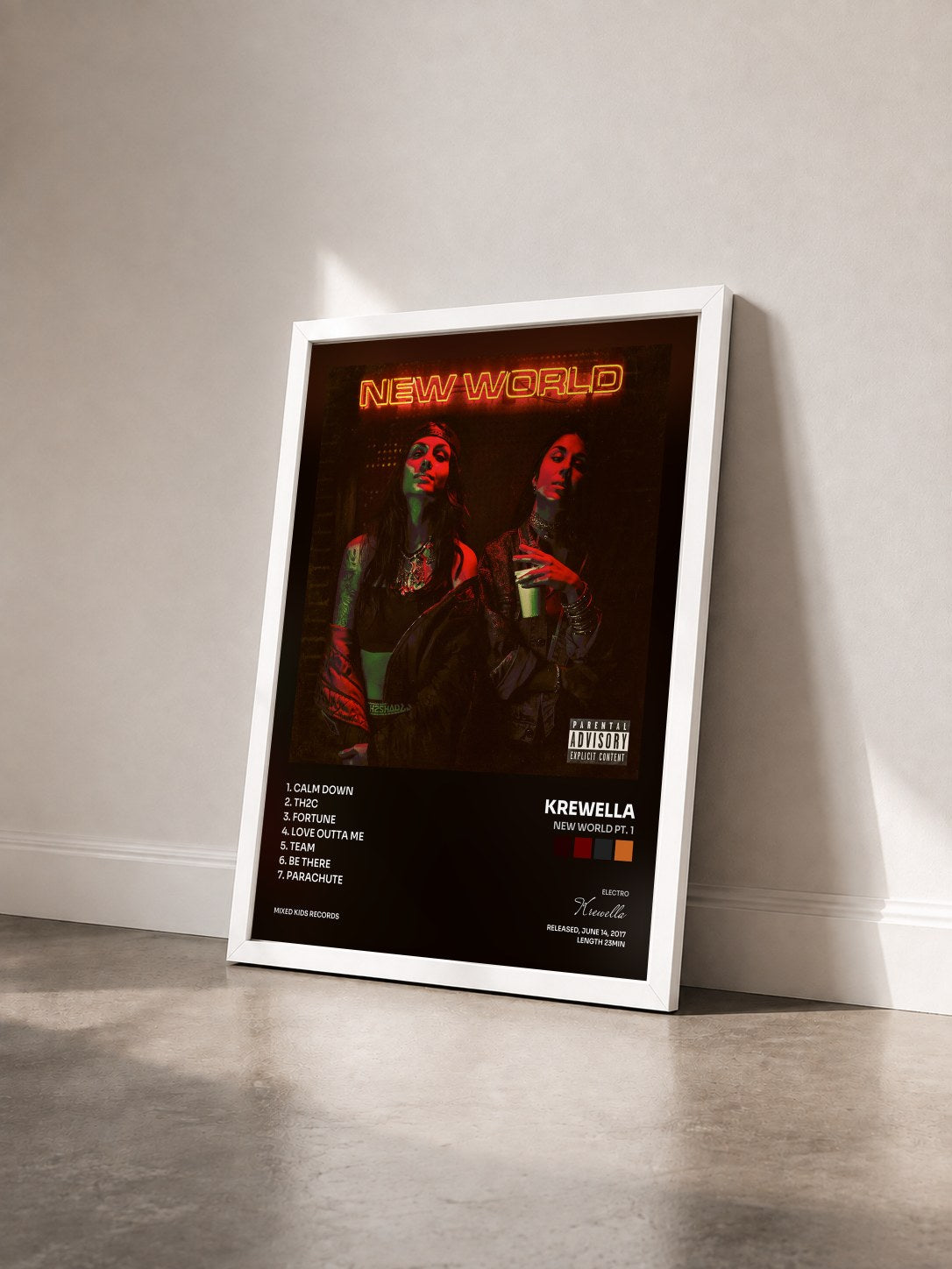 #blanc Tableau de l'album New World Pt. 1 de Krewella vu de trois quarts, cadre blanc