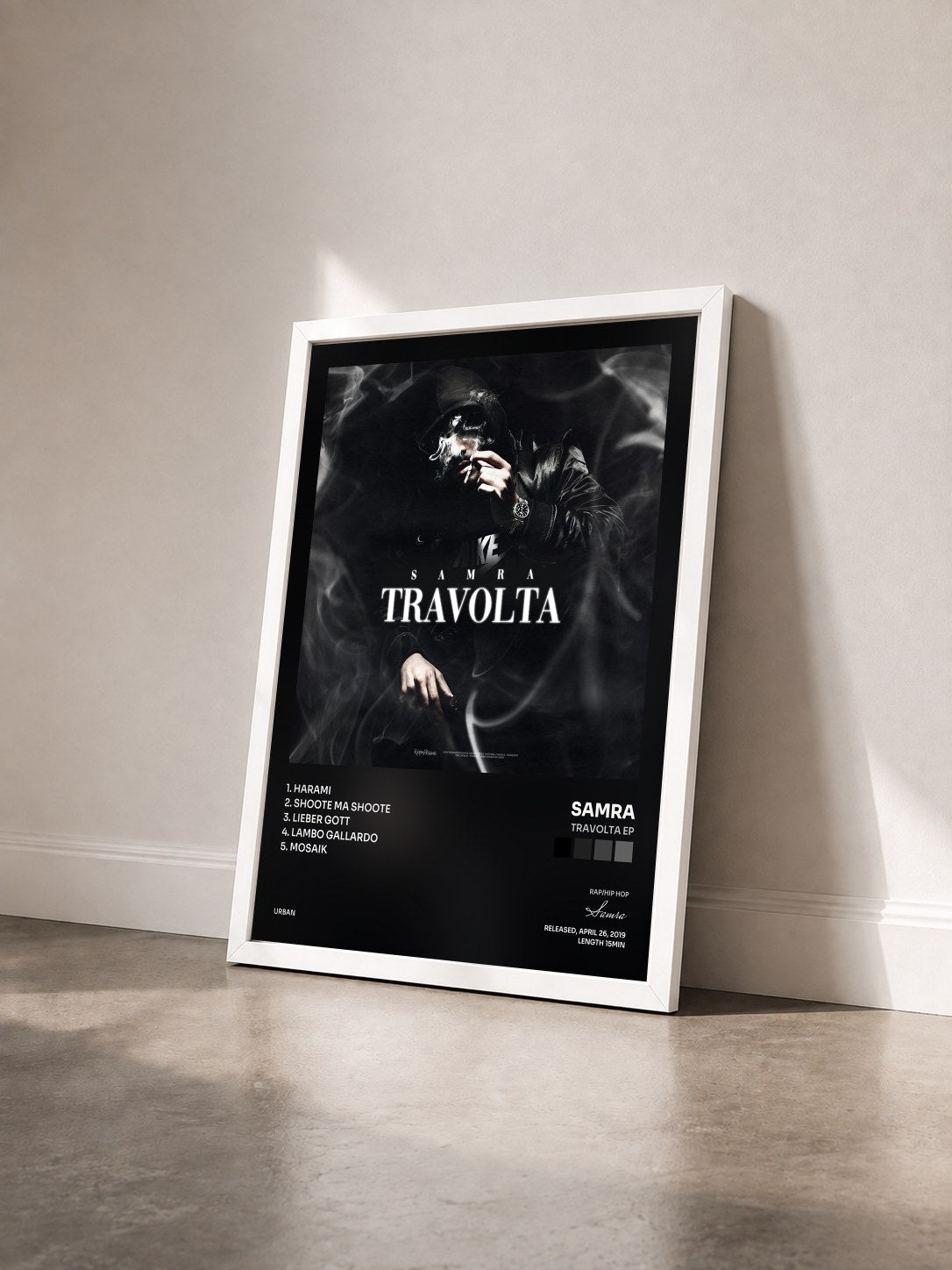 #blanc Tableau de l'album Travolta EP de Samra vu de trois quarts, cadre blanc