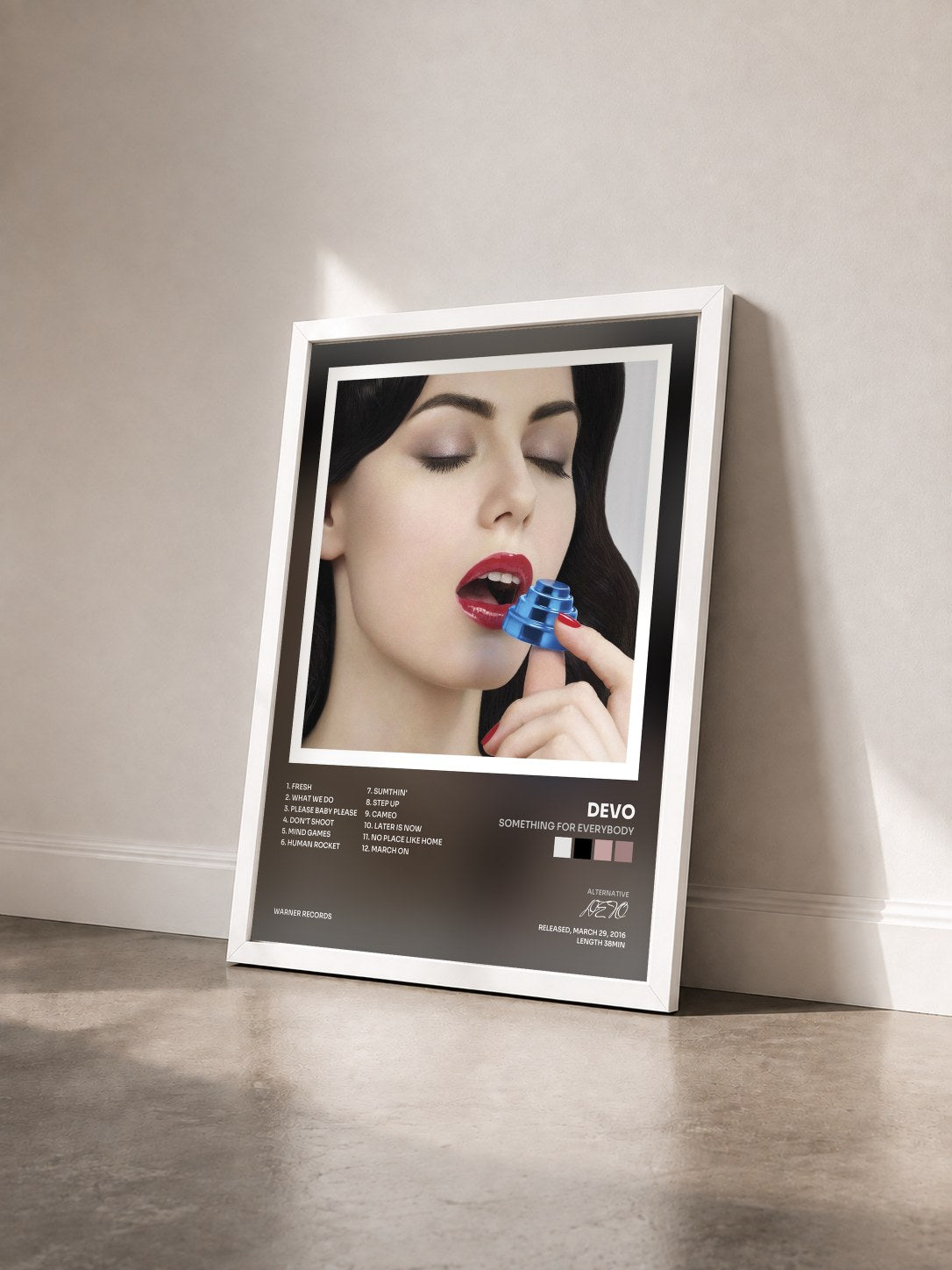 #blanc Tableau de l'album Something For Everybody de DEVO vu de trois quarts, cadre blanc