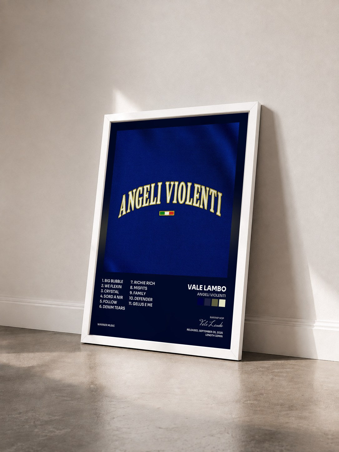 #blanc Tableau de l'album Angeli Violenti de Vale Lambo vu de trois quarts, cadre blanc