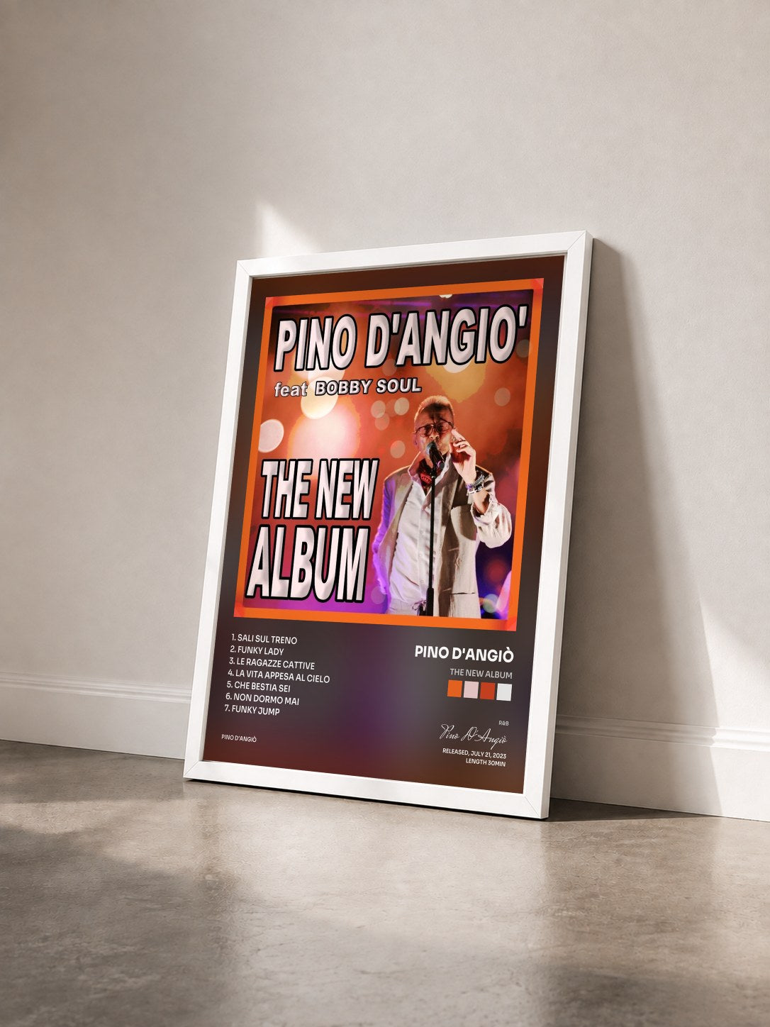 #blanc Tableau de l'album THE NEW ALBUM de Pino D'Angiò vu de trois quarts, cadre blanc