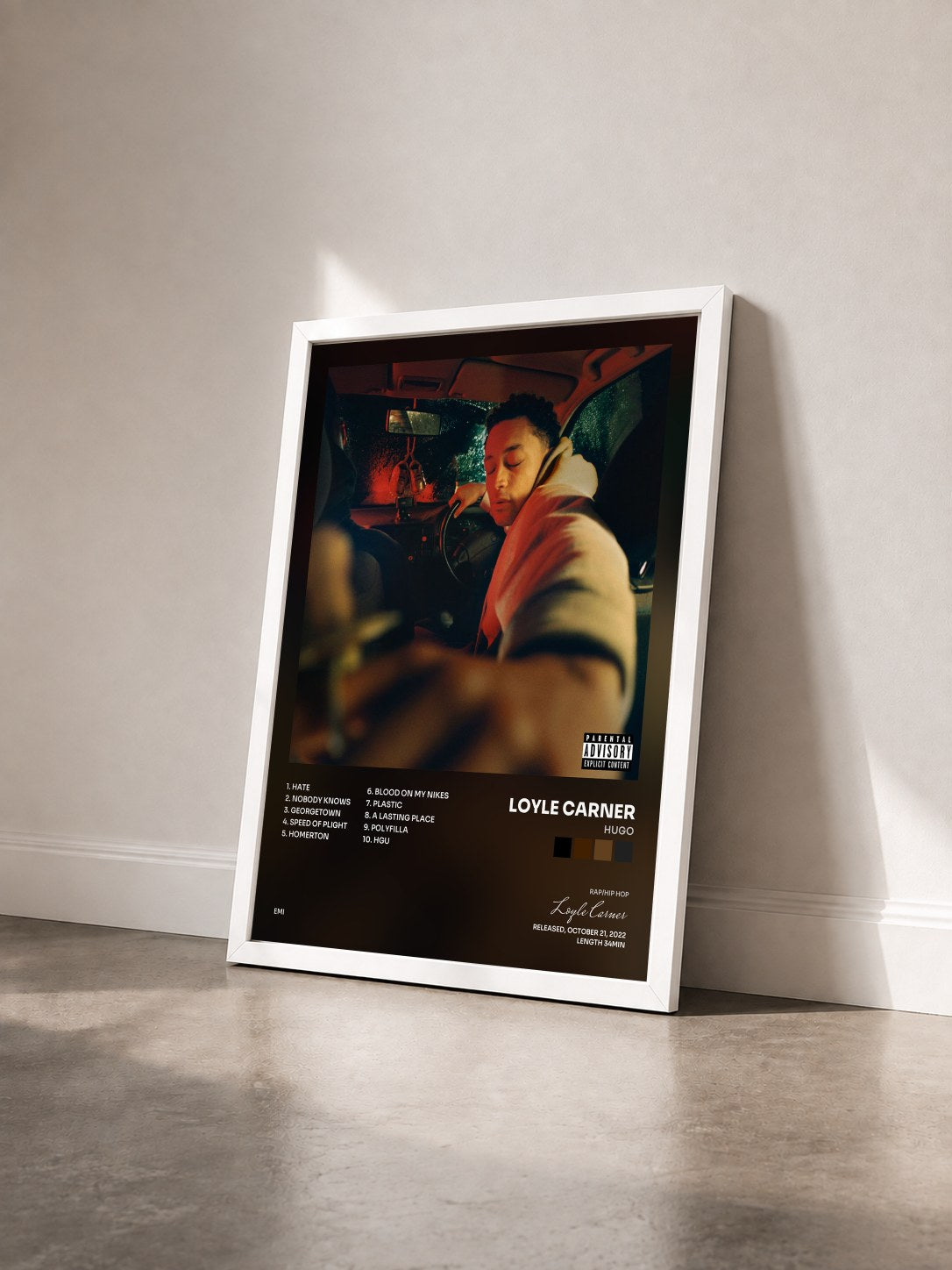 #blanc Tableau de l'album hugo de Loyle Carner vu de trois quarts, cadre blanc
