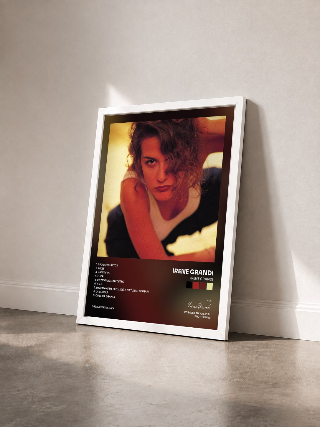 #blanc Tableau de l'album Irene Grandi de Irene Grandi vu de trois quarts, cadre blanc