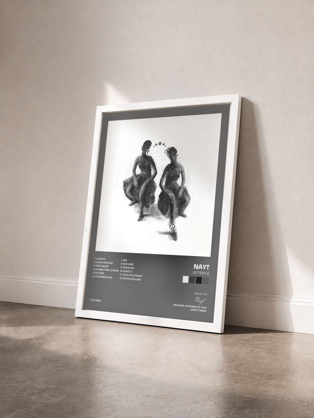#blanc Tableau de l'album Lettera Q de Nayt vu de trois quarts, cadre blanc