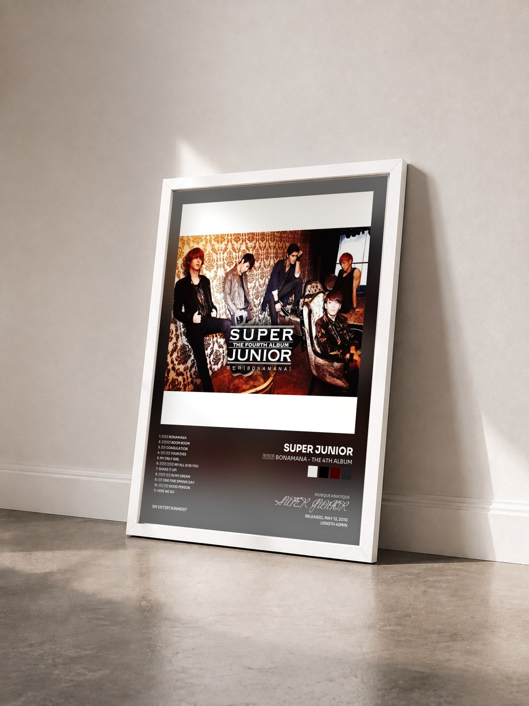 #blanc Tableau de l'album 미인아 Bonamana - The 4th Album de SUPER JUNIOR vu de trois quarts, cadre blanc