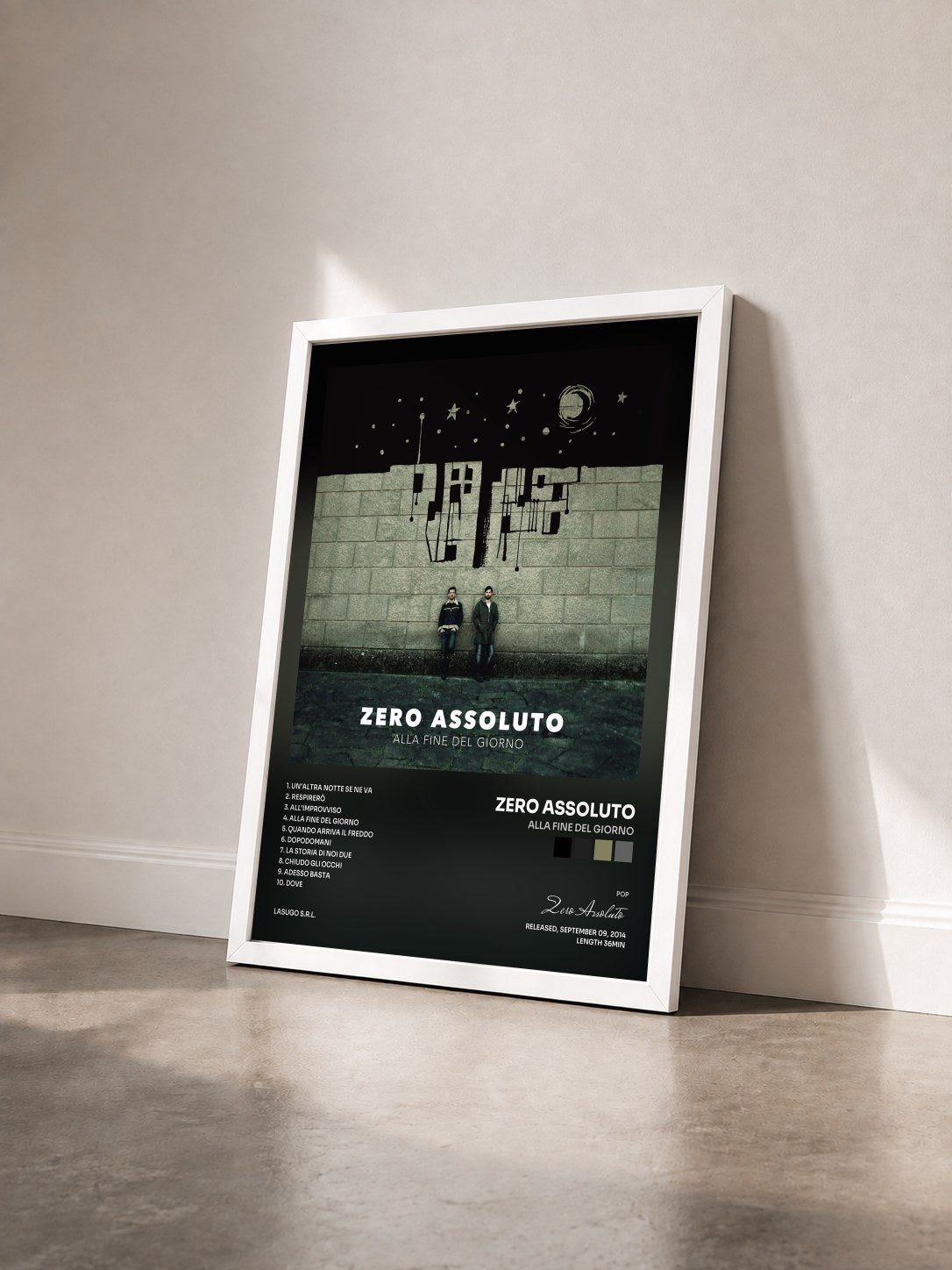 #blanc Tableau de l'album Alla Fine Del Giorno de Zero Assoluto vu de trois quarts, cadre blanc