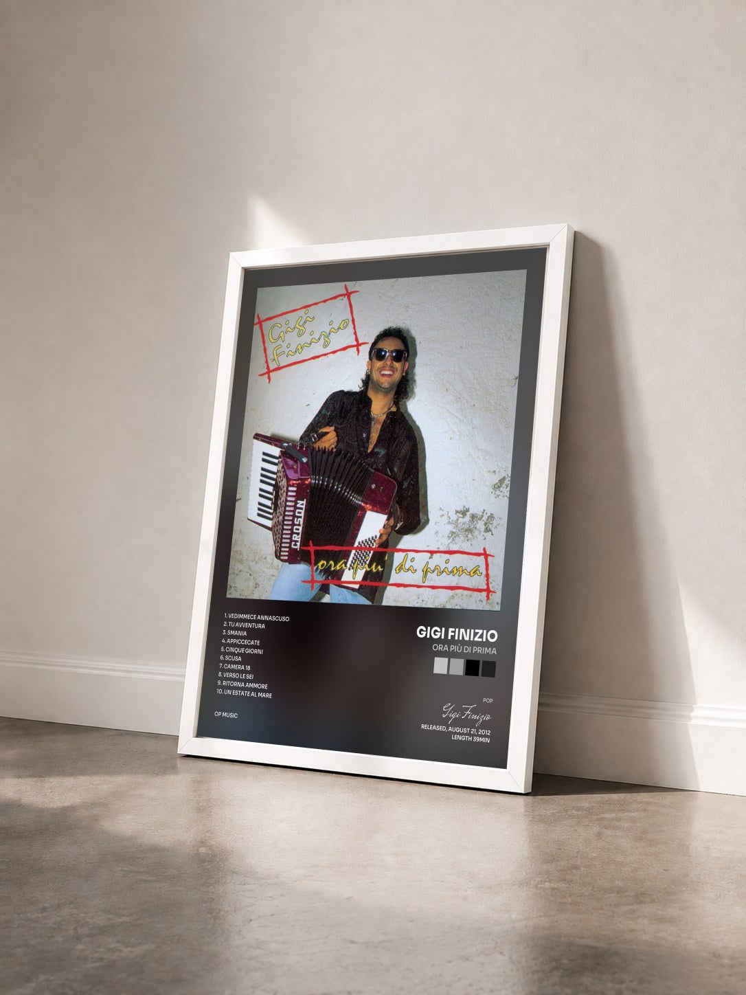 #blanc Tableau de l'album Ora più di prima de Gigi Finizio vu de trois quarts, cadre blanc