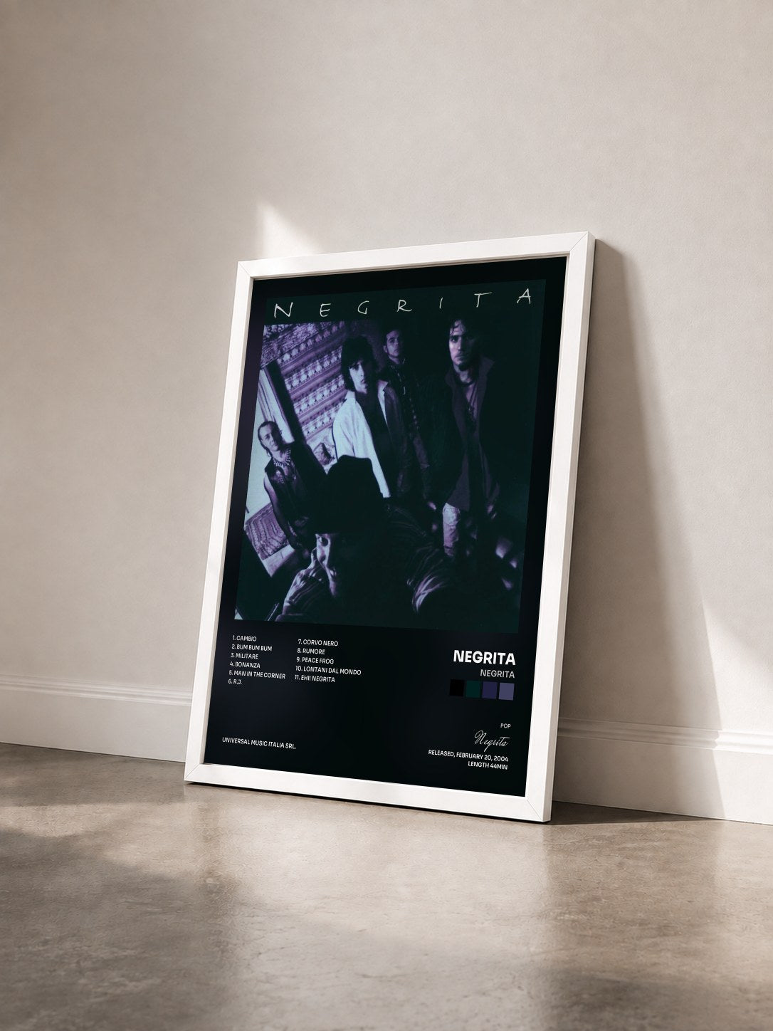 #blanc Tableau de l'album Negrita de Negrita vu de trois quarts, cadre blanc