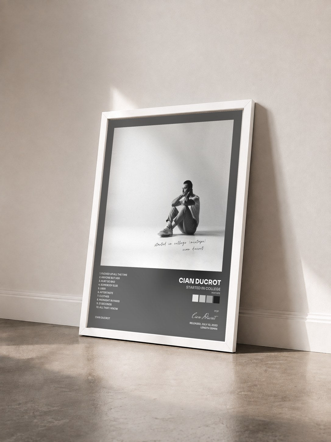 #blanc Tableau de l'album started in college (mixtape) de Cian Ducrot vu de trois quarts, cadre blanc