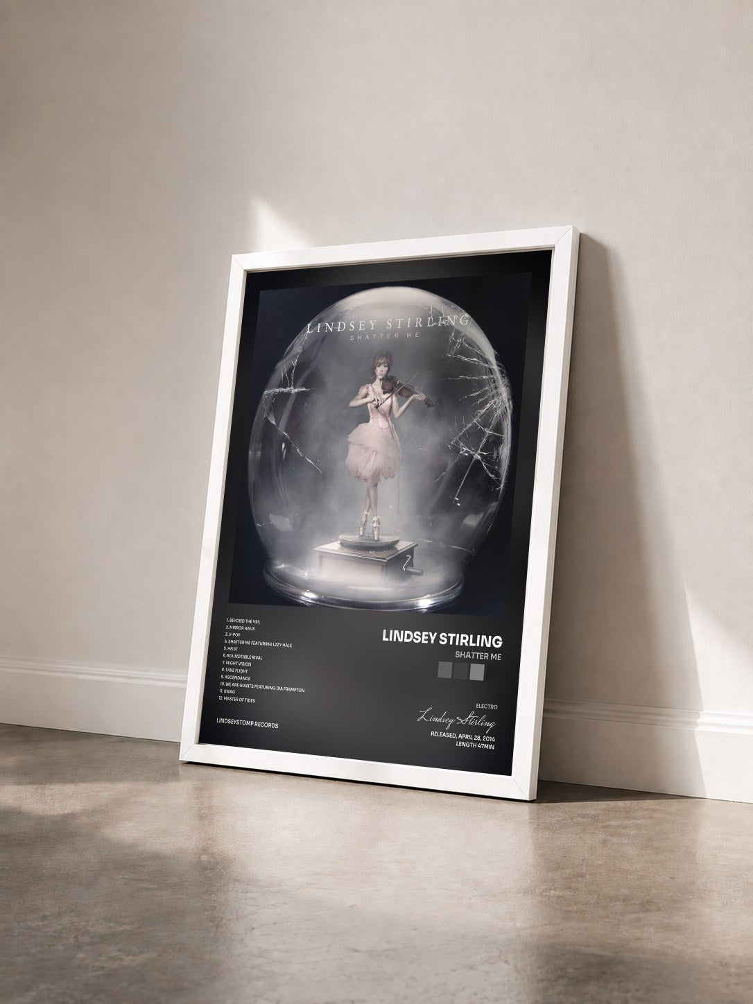 #blanc Tableau de l'album Shatter Me de Lindsey Stirling vu de trois quarts, cadre blanc