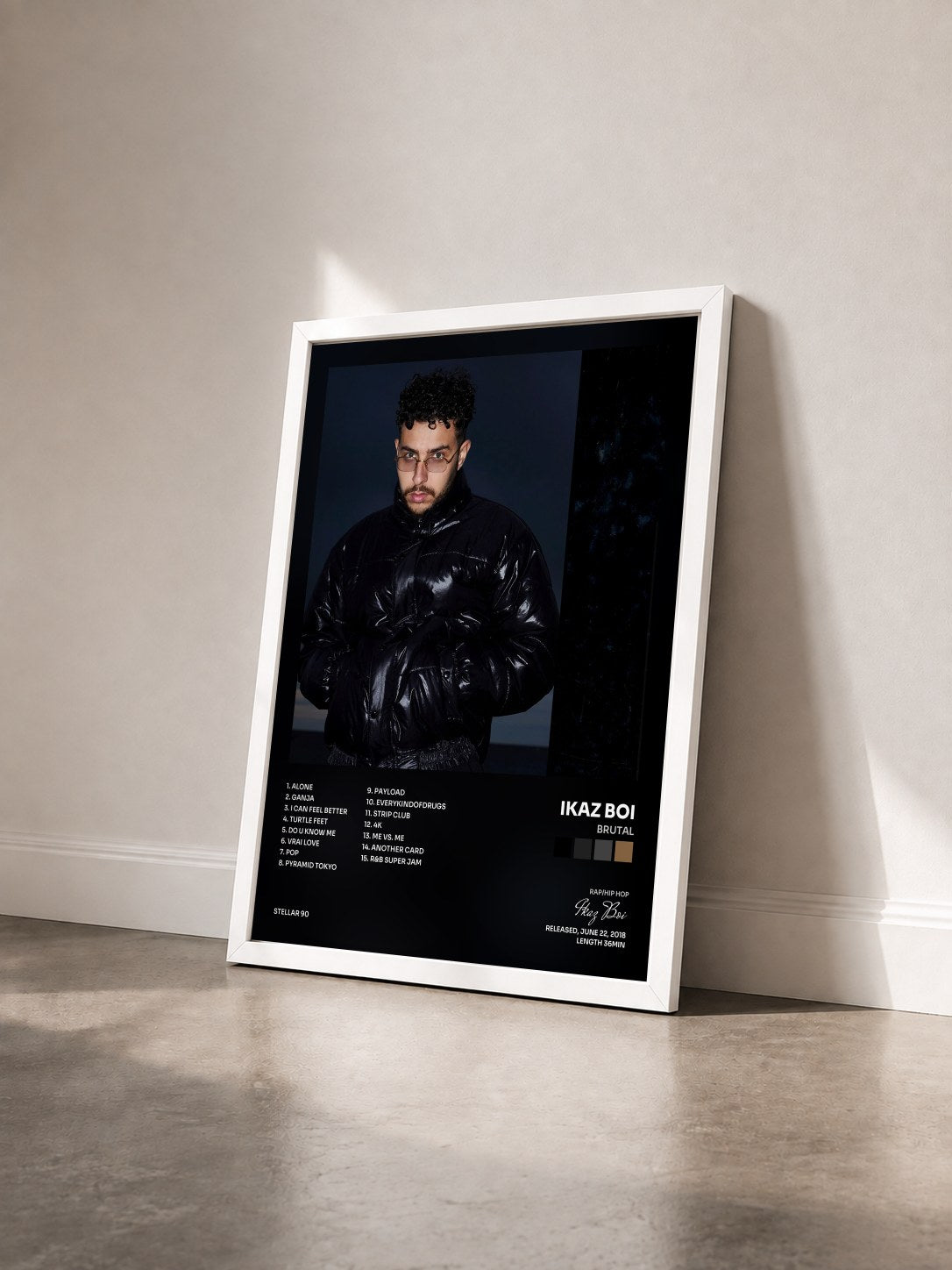 #blanc Tableau de l'album Brutal de Ikaz Boi vu de trois quarts, cadre blanc