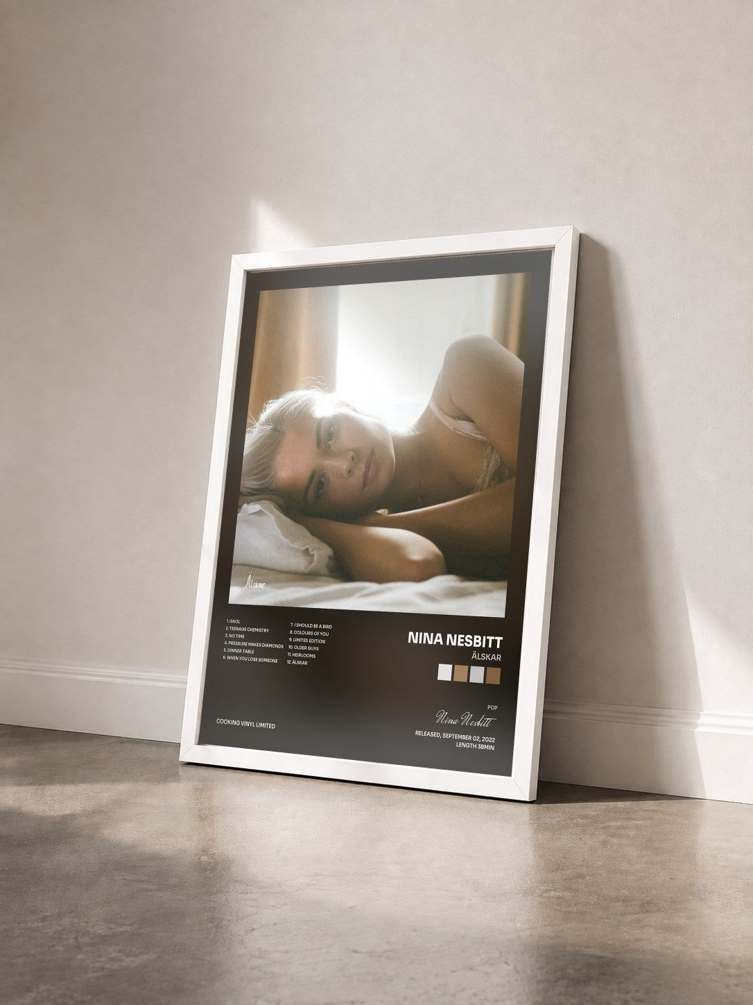 #blanc Tableau de l'album Älskar de Nina Nesbitt vu de trois quarts, cadre blanc
