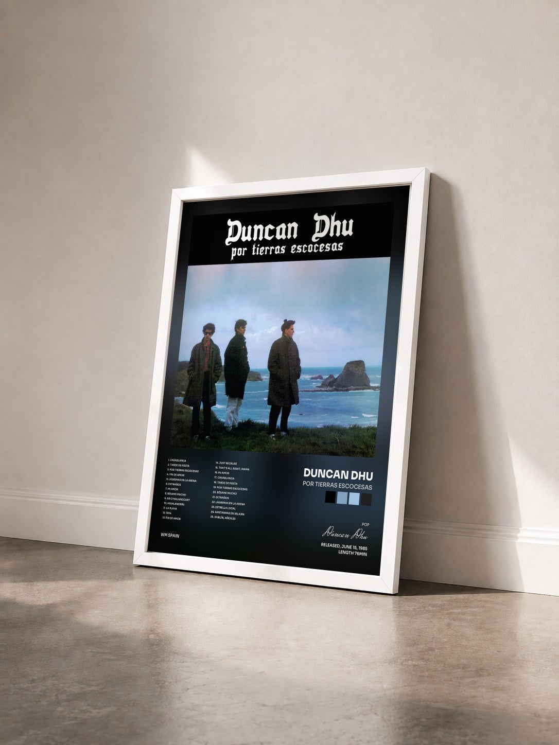 #blanc Tableau de l'album Por tierras escocesas de Duncan Dhu vu de trois quarts, cadre blanc