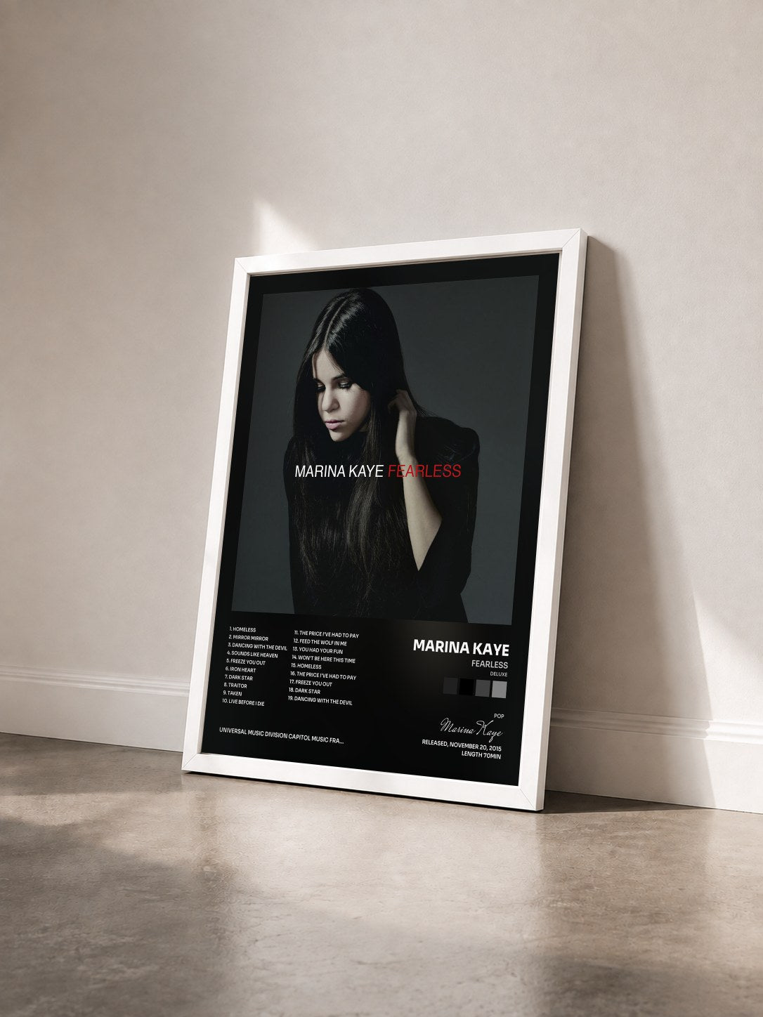 #blanc Tableau de l'album Fearless (Deluxe) de Marina Kaye vu de trois quarts, cadre blanc