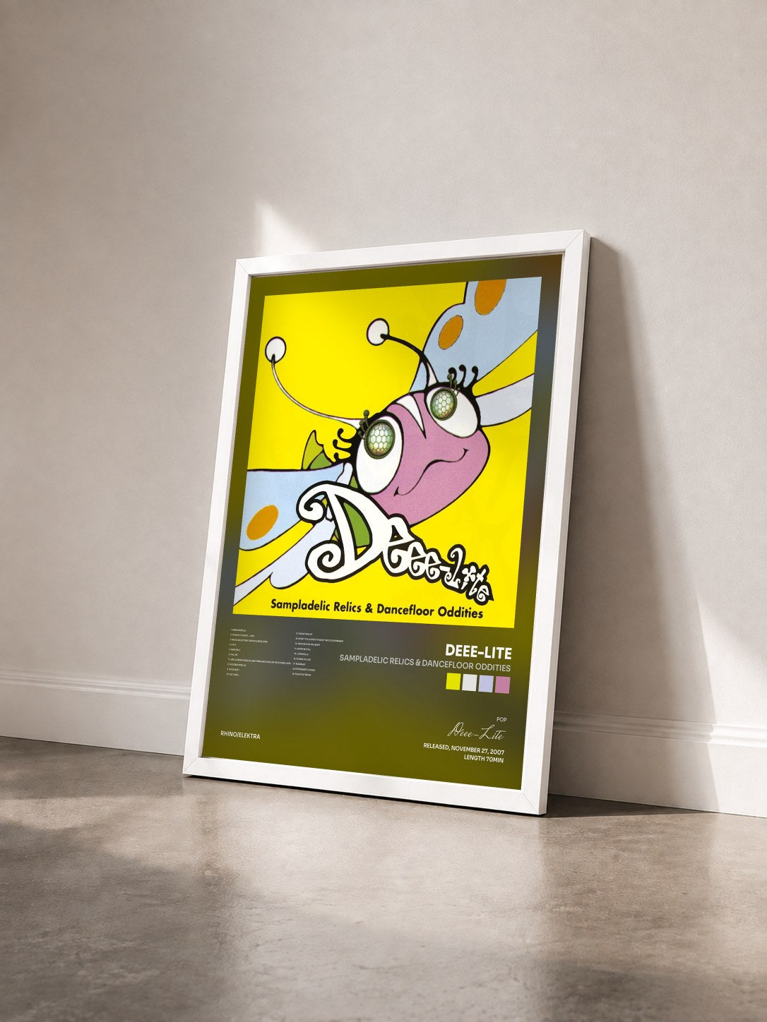 #blanc Tableau de l'album Sampladelic Relics & Dancefloor Oddities de Deee-Lite vu de trois quarts, cadre blanc