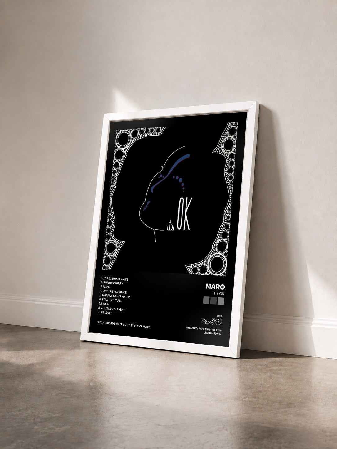 #blanc Tableau de l'album it's OK de MARO vu de trois quarts, cadre blanc
