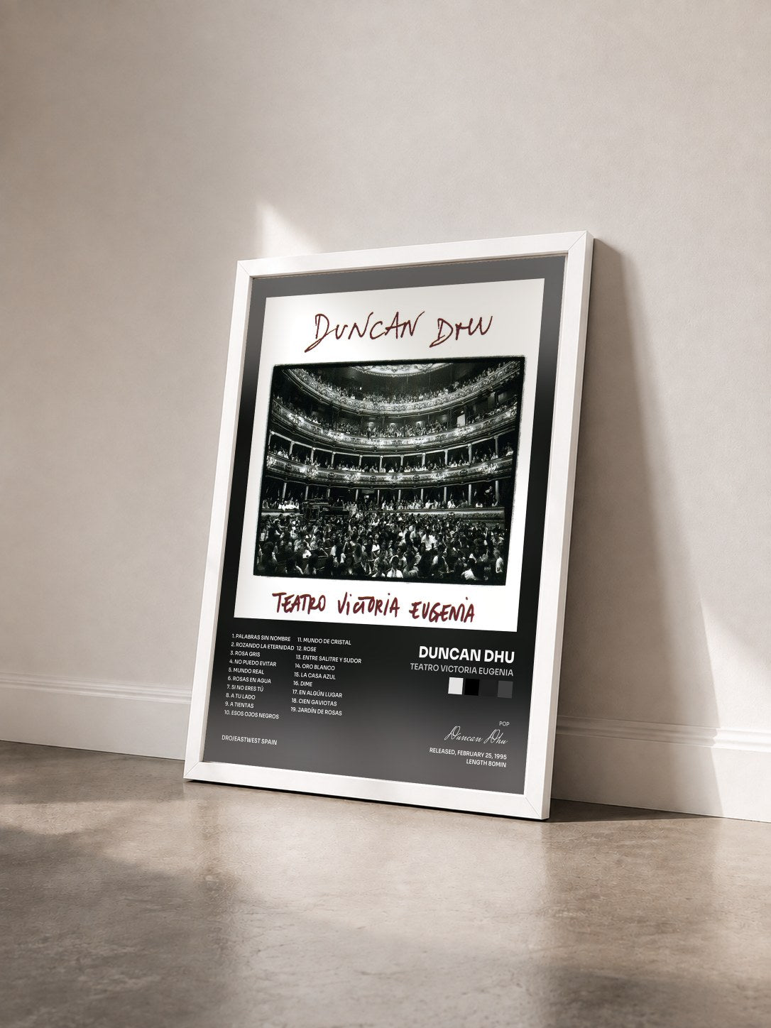 #blanc Tableau de l'album Teatro Victoria Eugenia de Duncan Dhu vu de trois quarts, cadre blanc