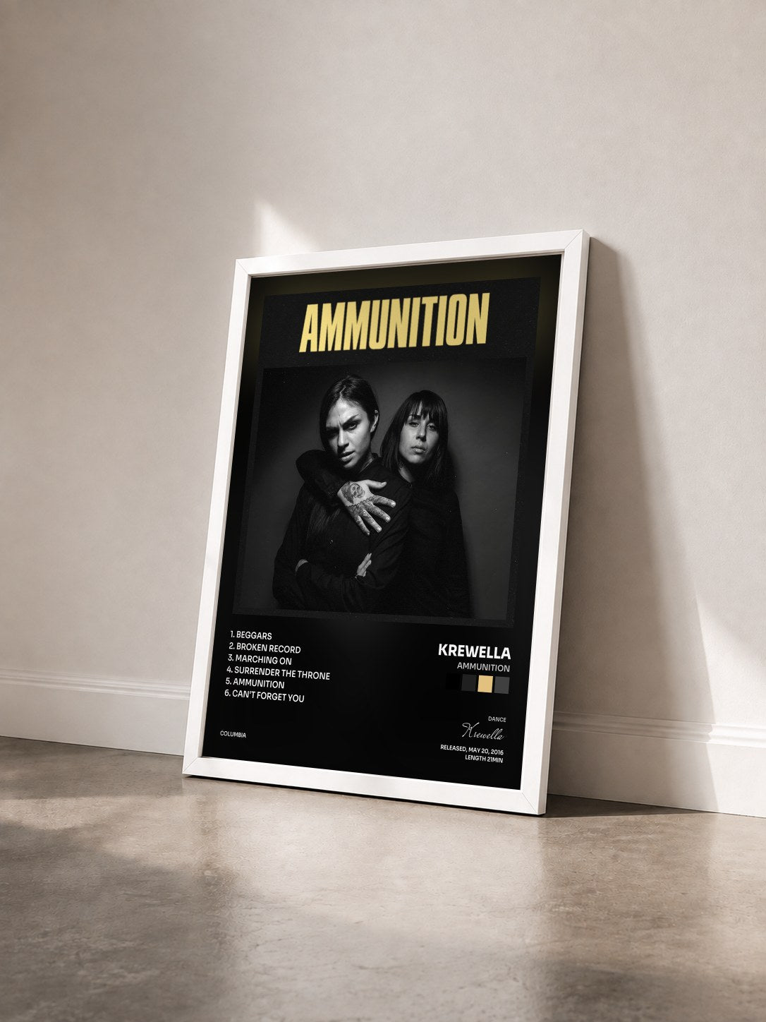 #blanc Tableau de l'album Ammunition de Krewella vu de trois quarts, cadre blanc