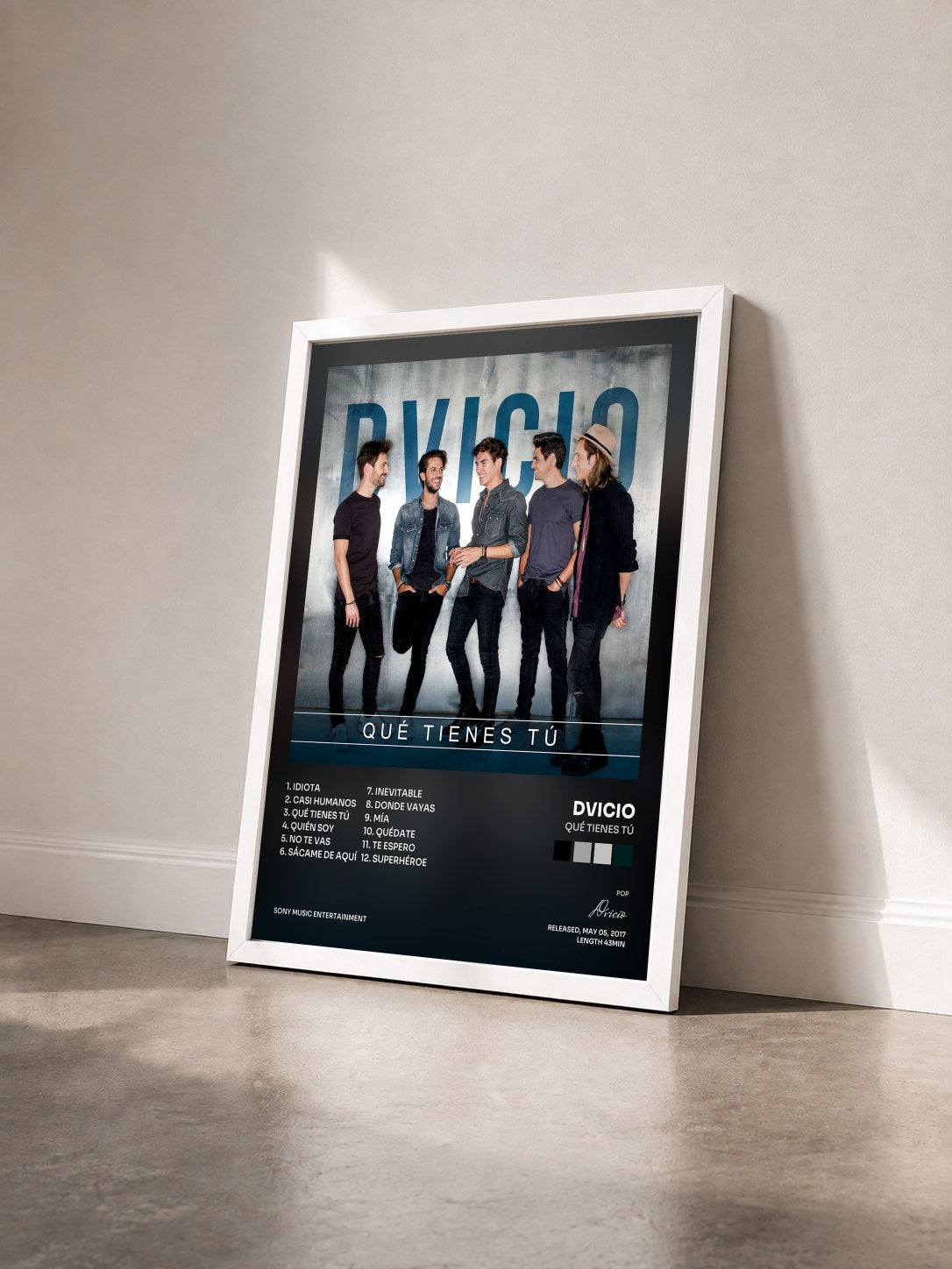 #blanc Tableau de l'album Qué Tienes Tú de Dvicio vu de trois quarts, cadre blanc