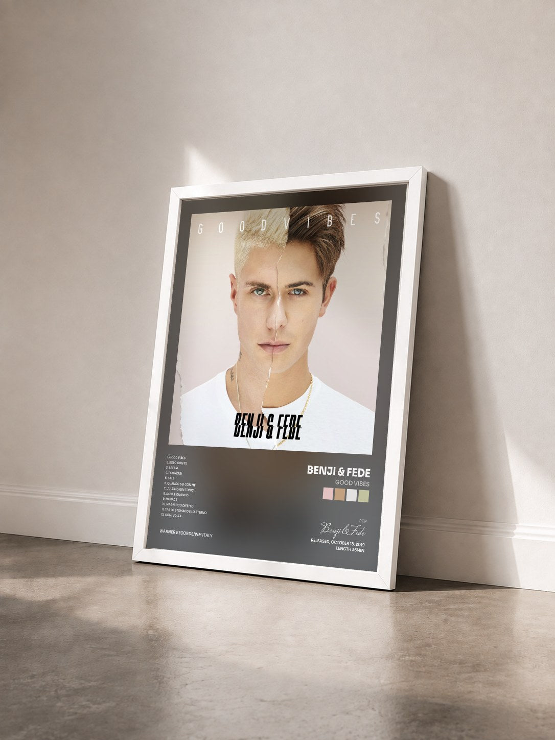 #blanc Tableau de l'album Good Vibes de Benji & Fede vu de trois quarts, cadre blanc