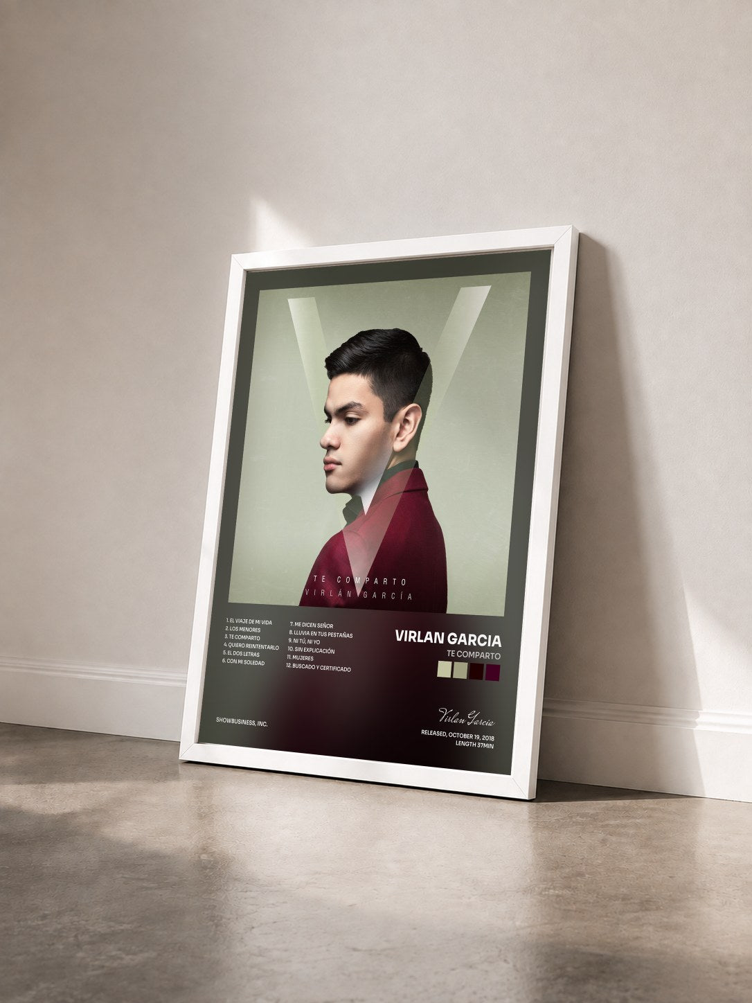 #blanc Tableau de l'album Te Comparto de Virlan Garcia vu de trois quarts, cadre blanc