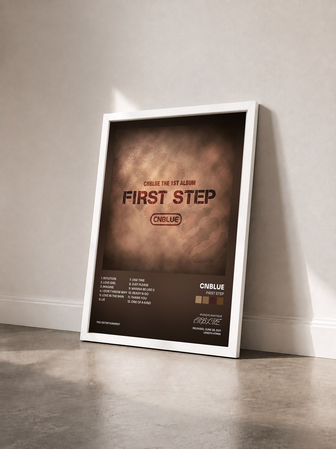 #blanc Tableau de l'album FIRST STEP de CNBLUE vu de trois quarts, cadre blanc