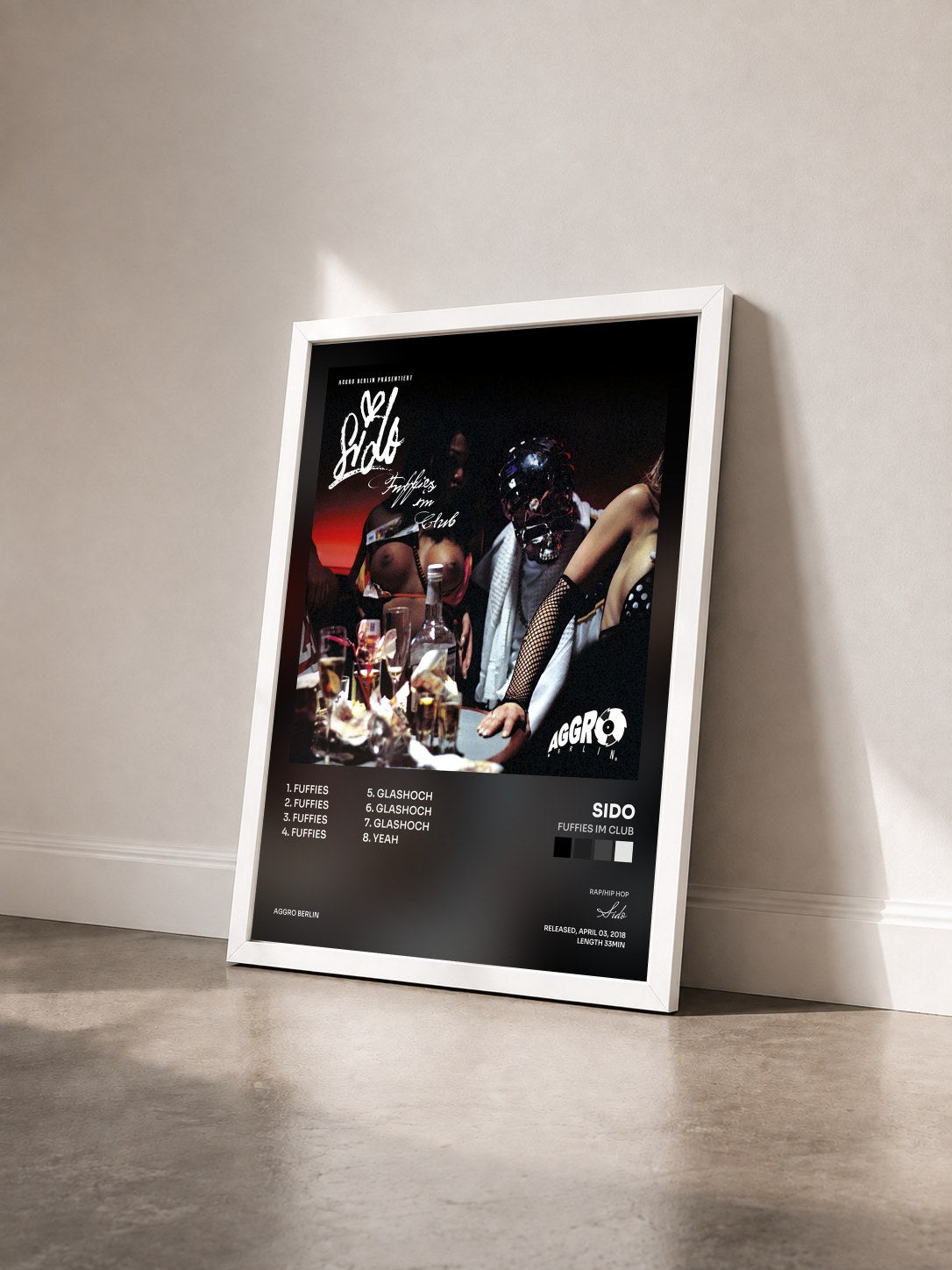 #blanc Tableau de l'album Fuffies im Club de Sido vu de trois quarts, cadre blanc