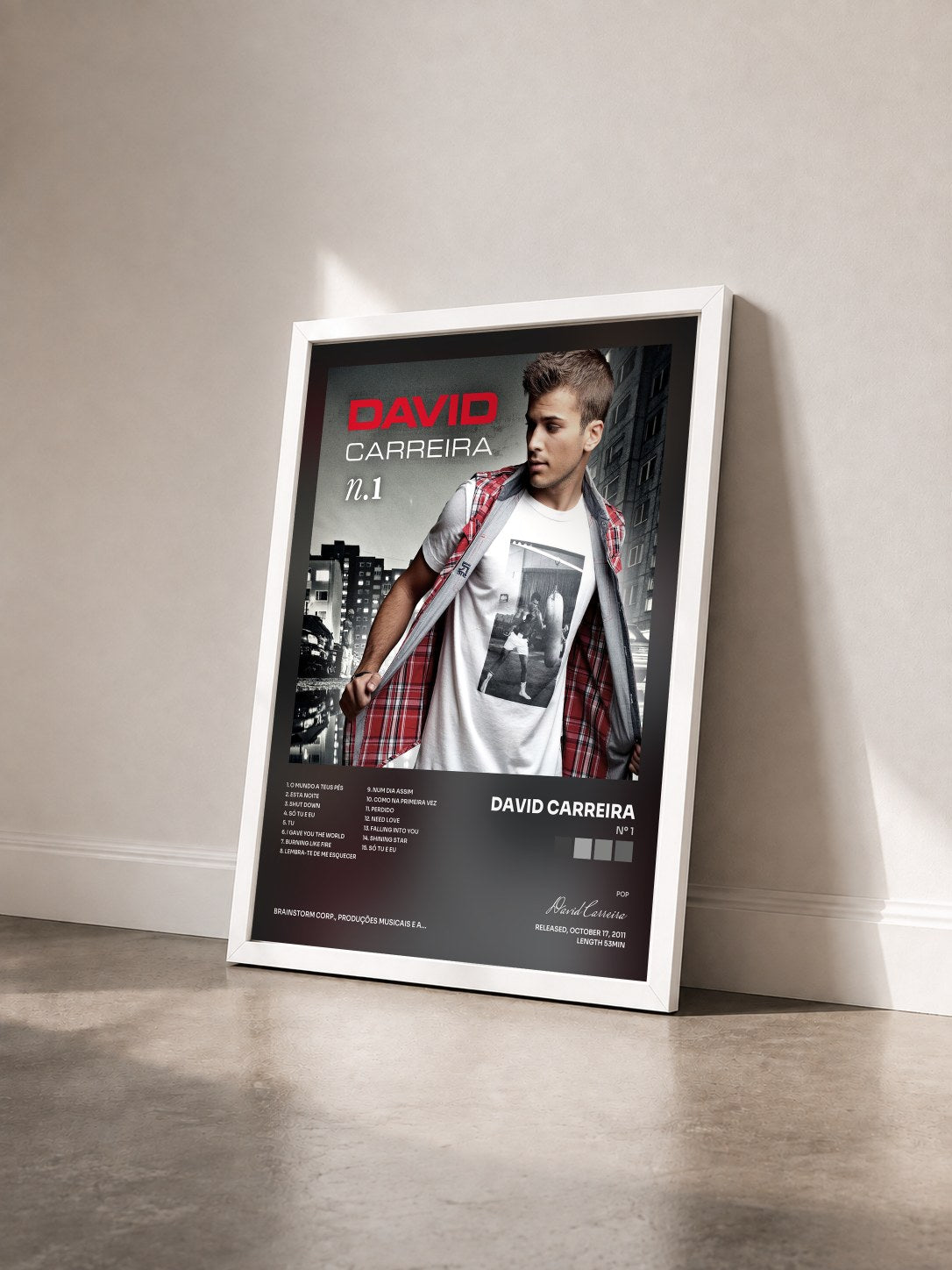 #blanc Tableau de l'album Nº 1 de David Carreira vu de trois quarts, cadre blanc
