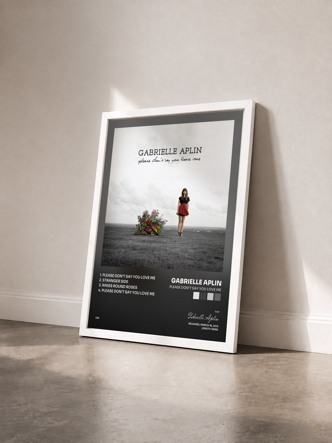 #blanc Tableau de l'album Please Don't Say You Love Me de Gabrielle Aplin vu de trois quarts, cadre blanc