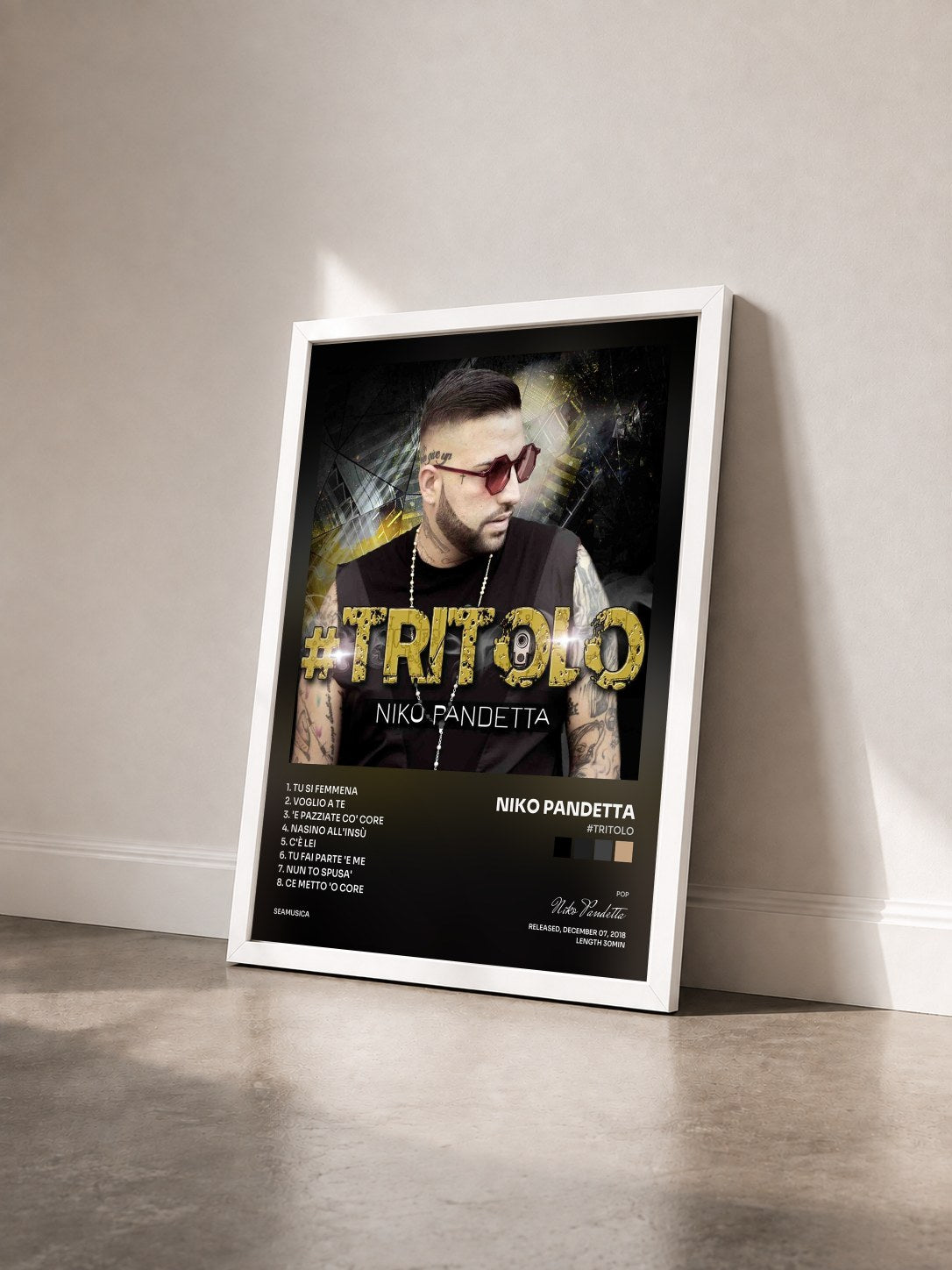 #blanc Tableau de l'album #Tritolo de Niko Pandetta vu de trois quarts, cadre blanc