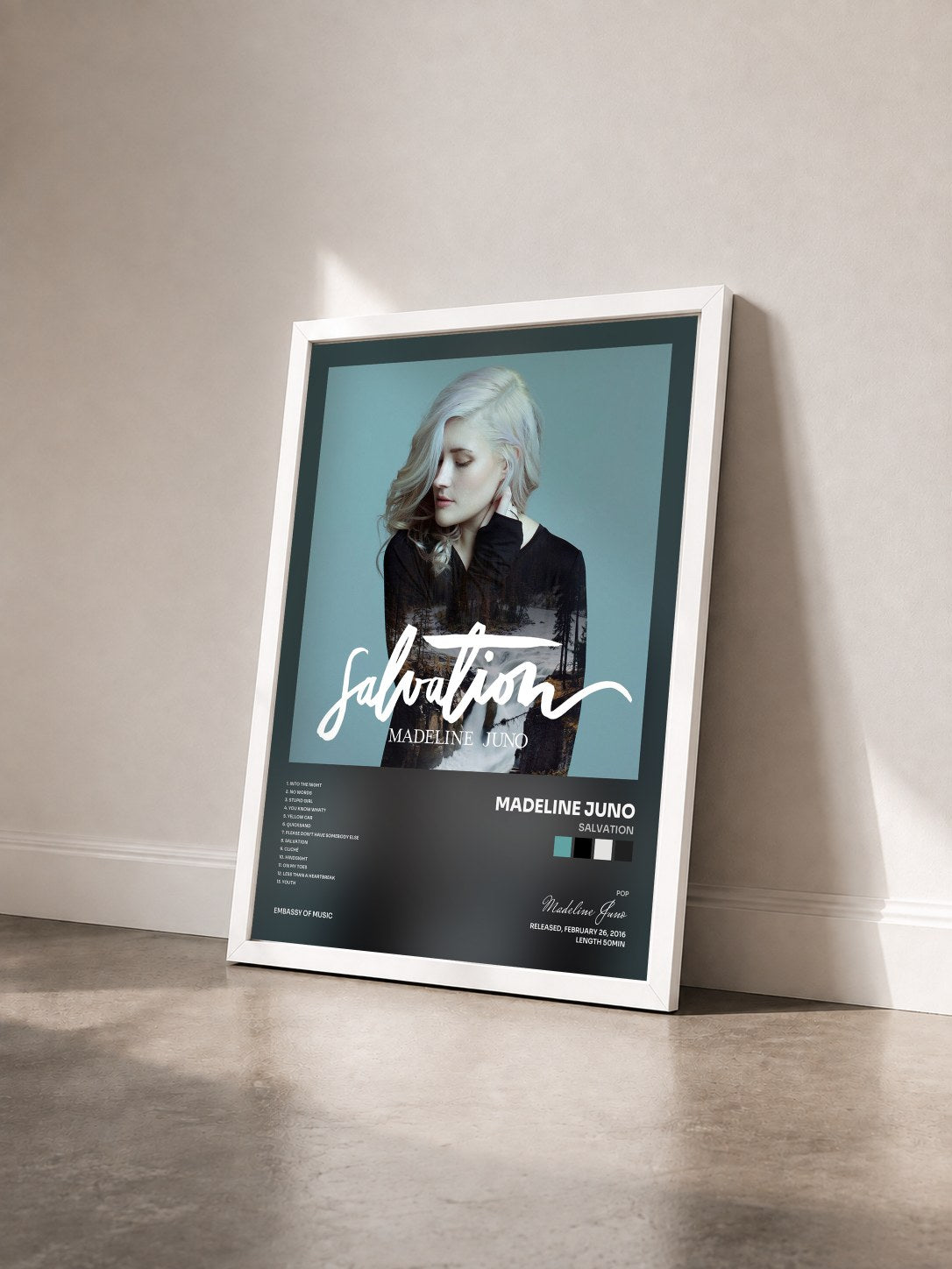 #blanc Tableau de l'album Salvation de Madeline Juno vu de trois quarts, cadre blanc