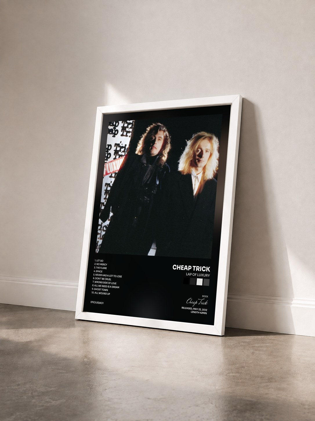 #blanc Tableau de l'album Lap Of Luxury de Cheap Trick vu de trois quarts, cadre blanc