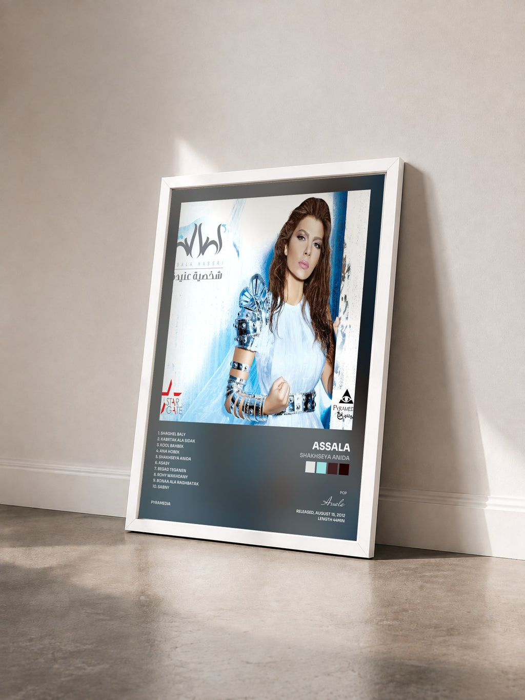 #blanc Tableau de l'album Shakhseya Anida de Assala vu de trois quarts, cadre blanc