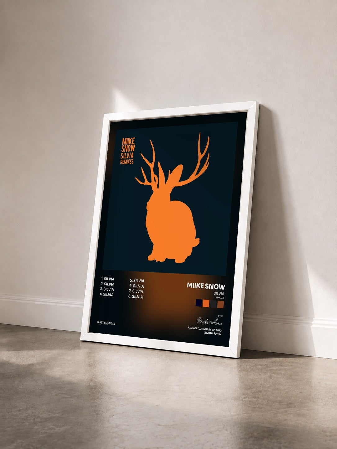 #blanc Tableau de l'album Silvia (Remixes) de Miike Snow vu de trois quarts, cadre blanc
