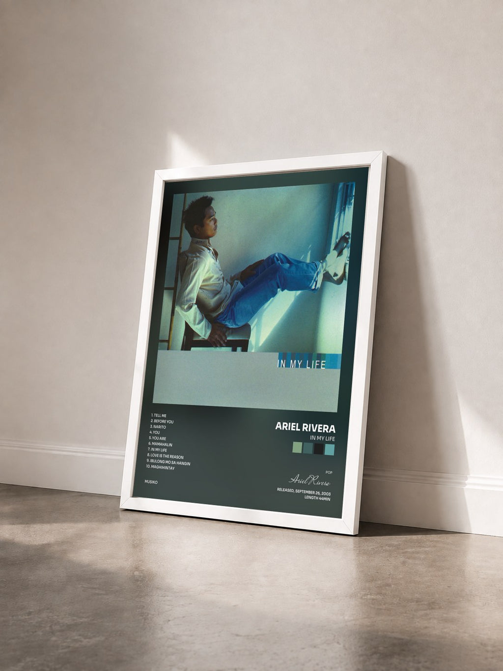 #blanc Tableau de l'album In My Life de Ariel Rivera vu de trois quarts, cadre blanc