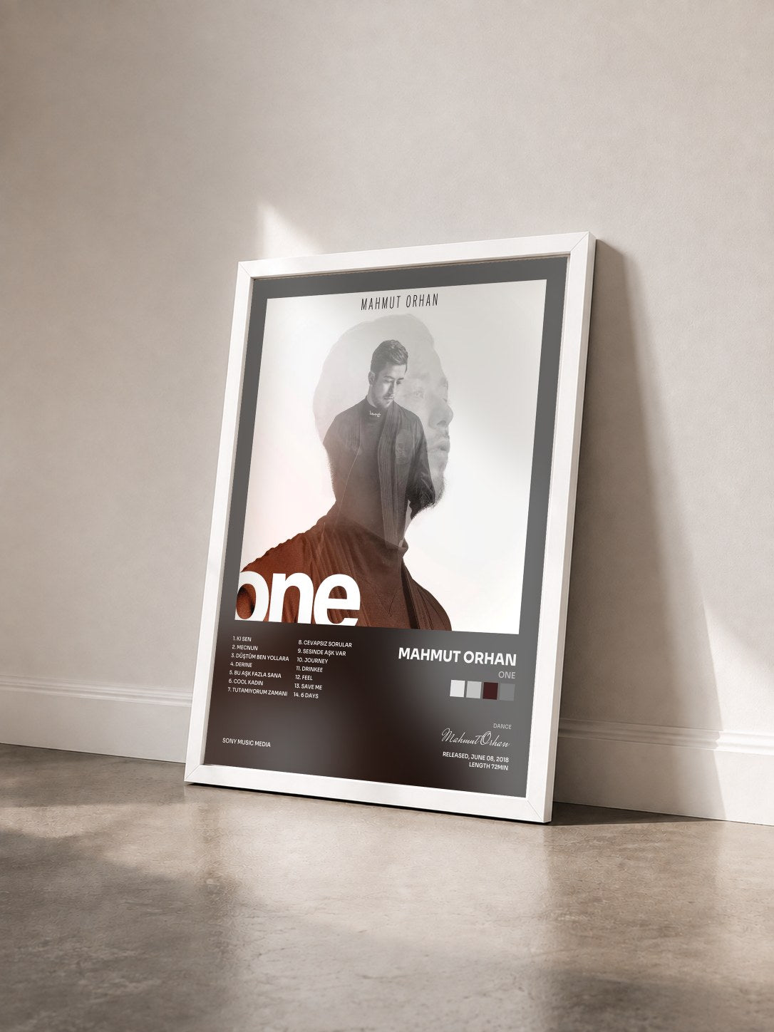 #blanc Tableau de l'album ONE de Mahmut Orhan vu de trois quarts, cadre blanc