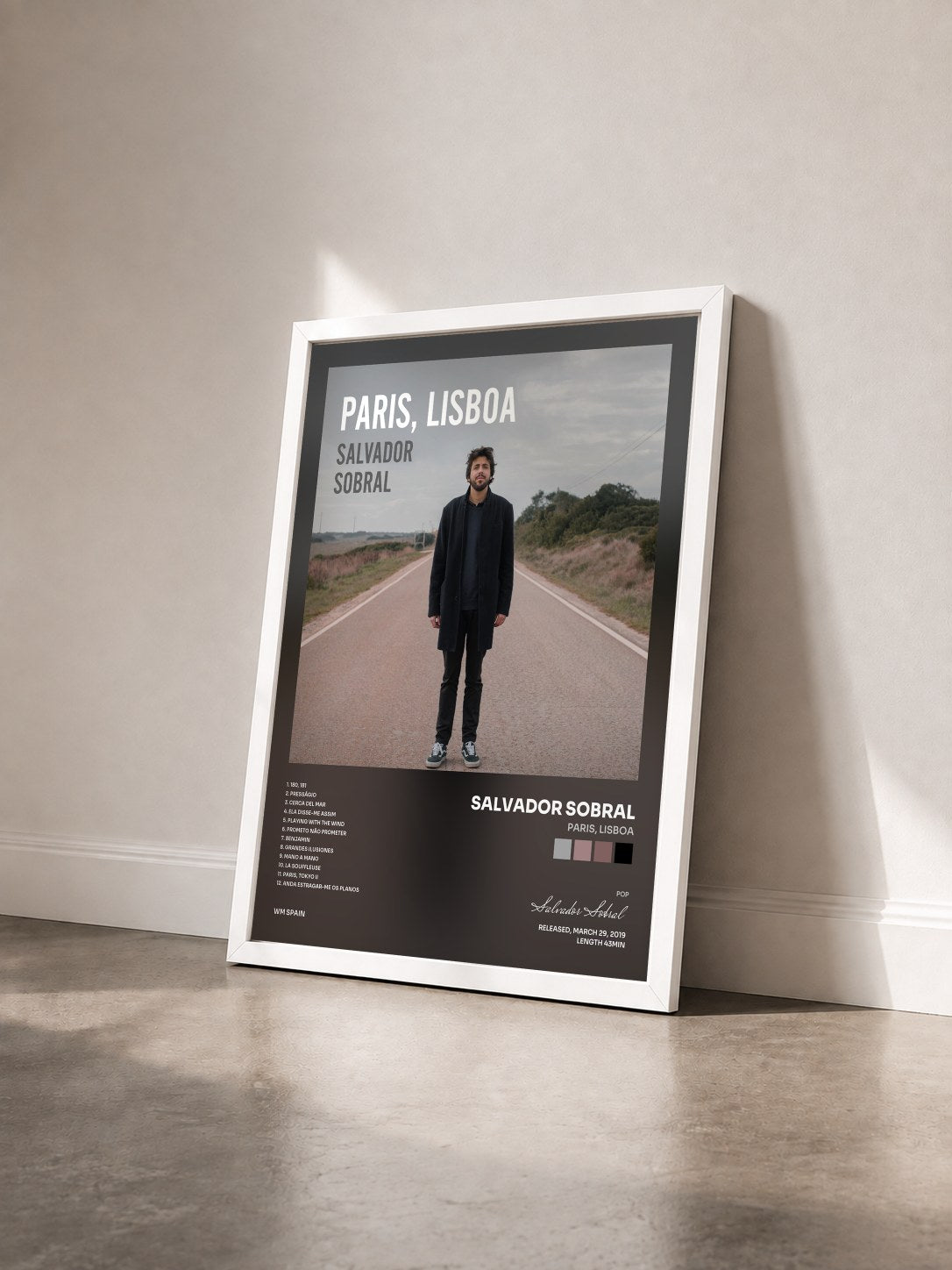 #blanc Tableau de l'album Paris, Lisboa de Salvador Sobral vu de trois quarts, cadre blanc