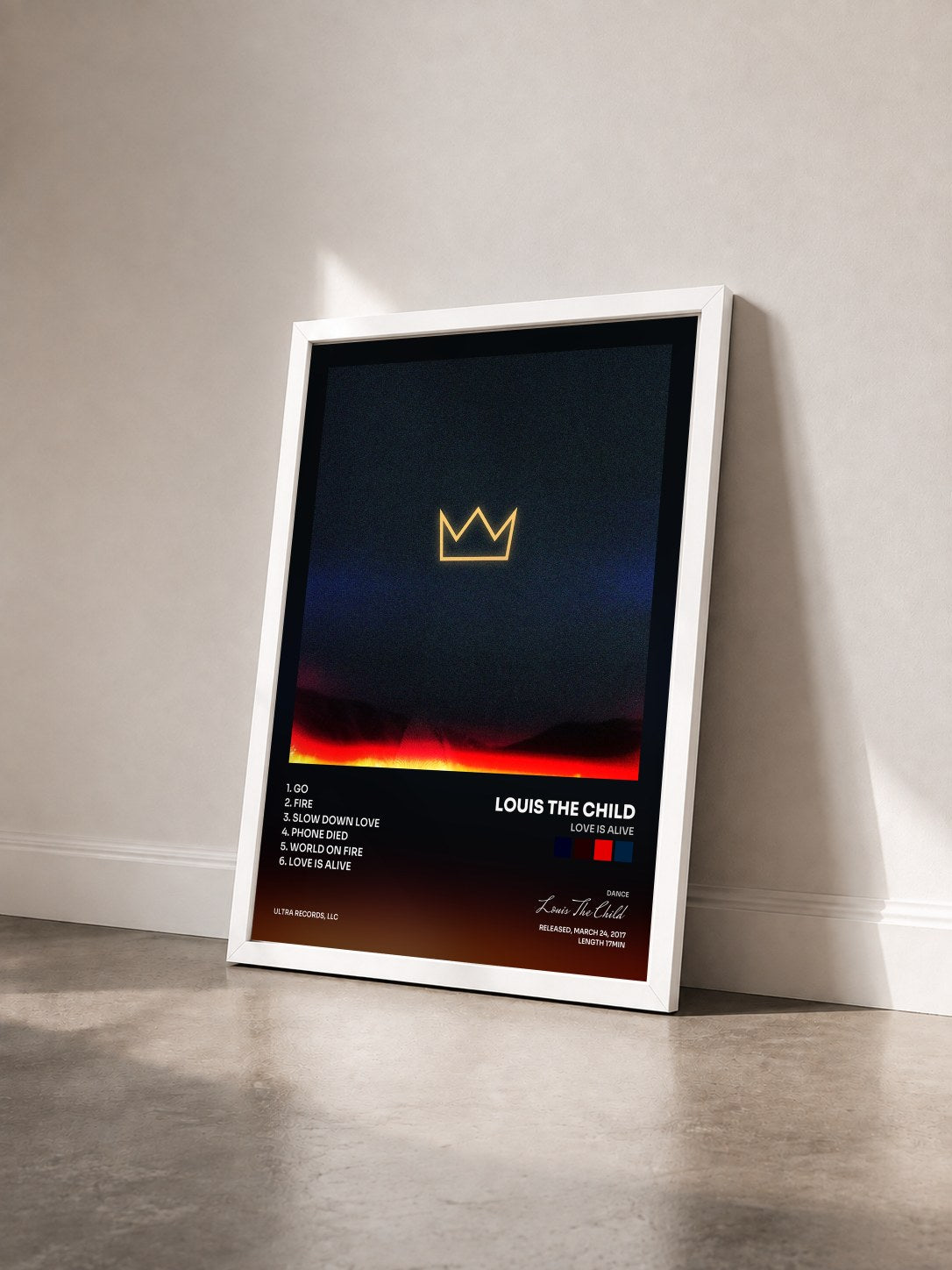 #blanc Tableau de l'album Love Is Alive de Louis The Child vu de trois quarts, cadre blanc