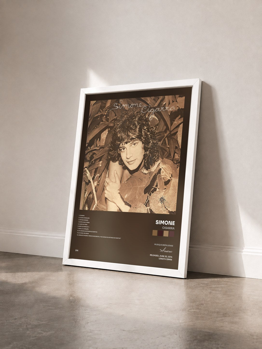 #blanc Tableau de l'album Cigarra de Simone vu de trois quarts, cadre blanc