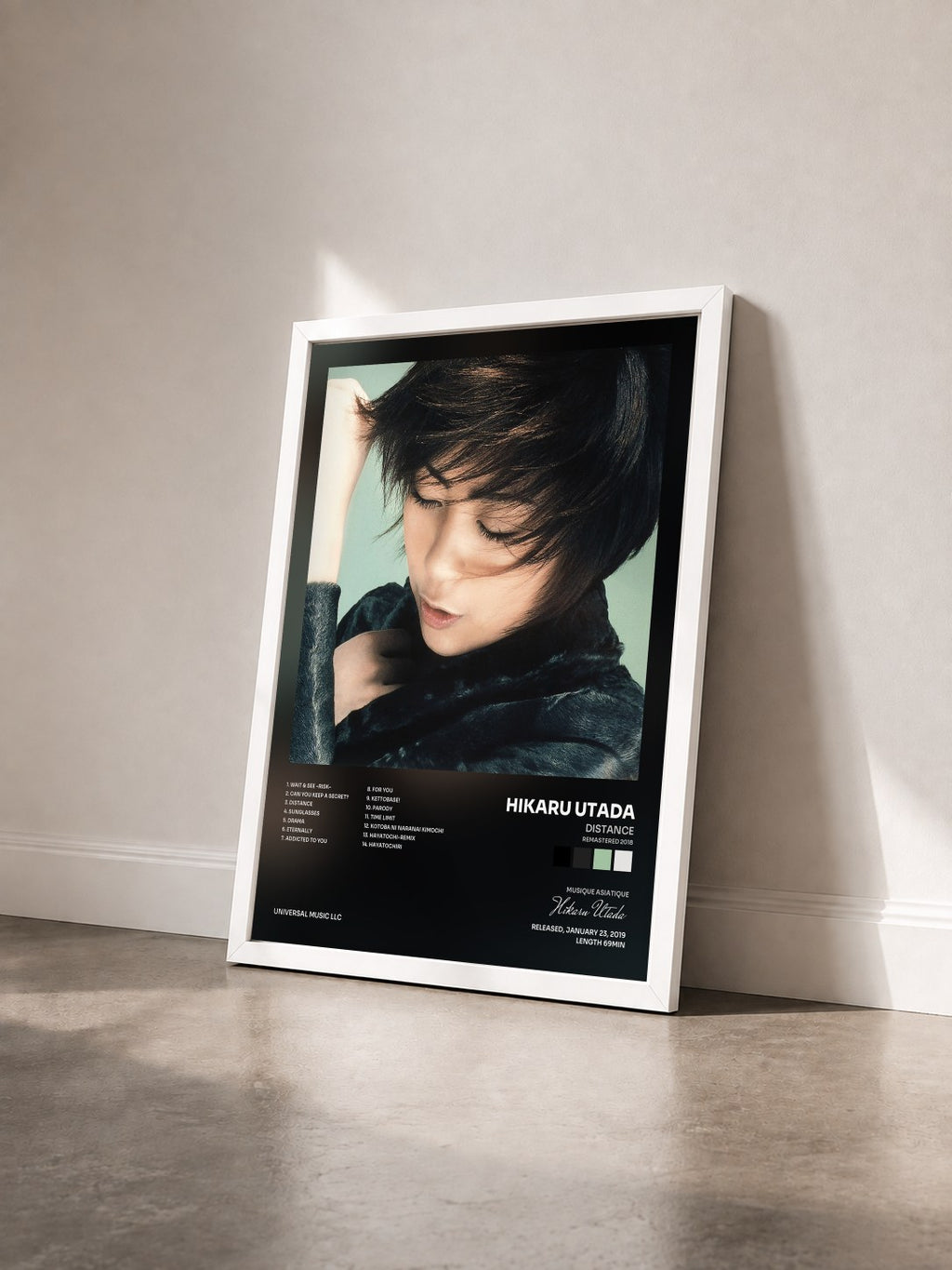 #blanc Tableau de l'album Distance (Remastered 2018) de Hikaru Utada vu de trois quarts, cadre blanc