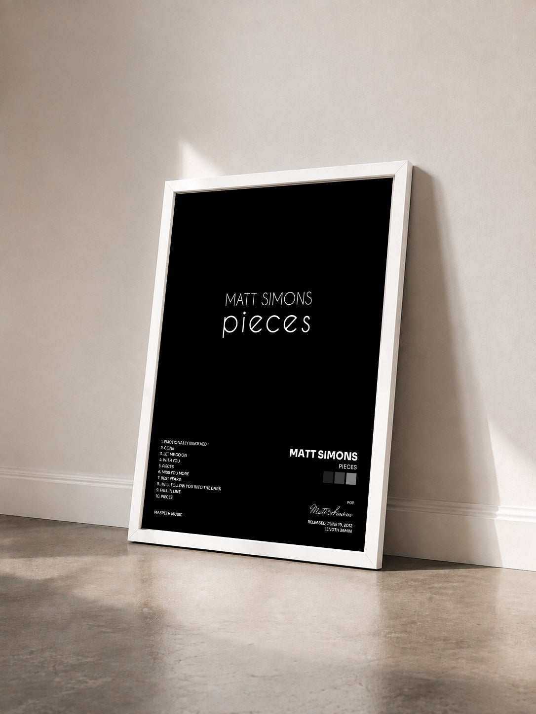 #blanc Tableau de l'album Pieces de Matt Simons vu de trois quarts, cadre blanc