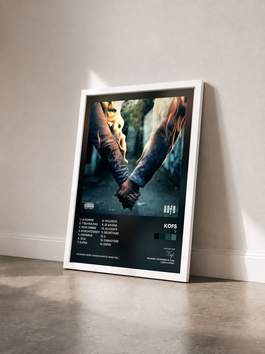 #blanc Tableau de l'album V de Kofs vu de trois quarts, cadre blanc
